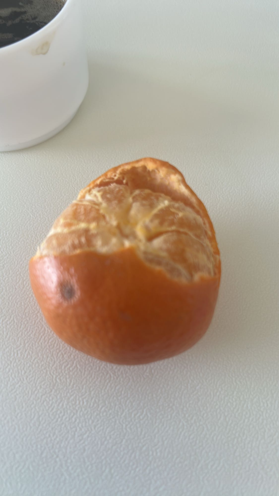 Mandarină și cafea neagră