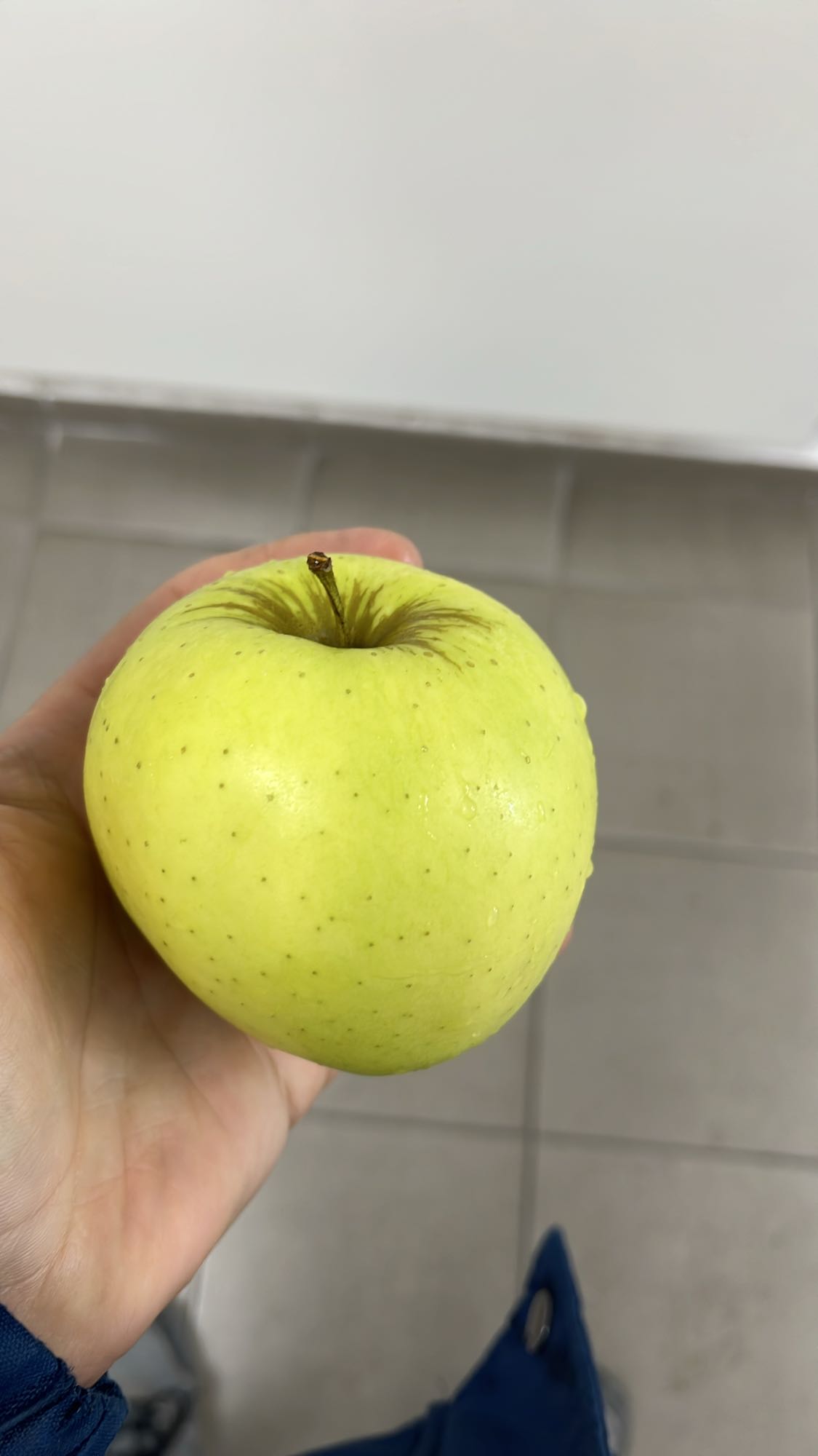 Зелена ябълка