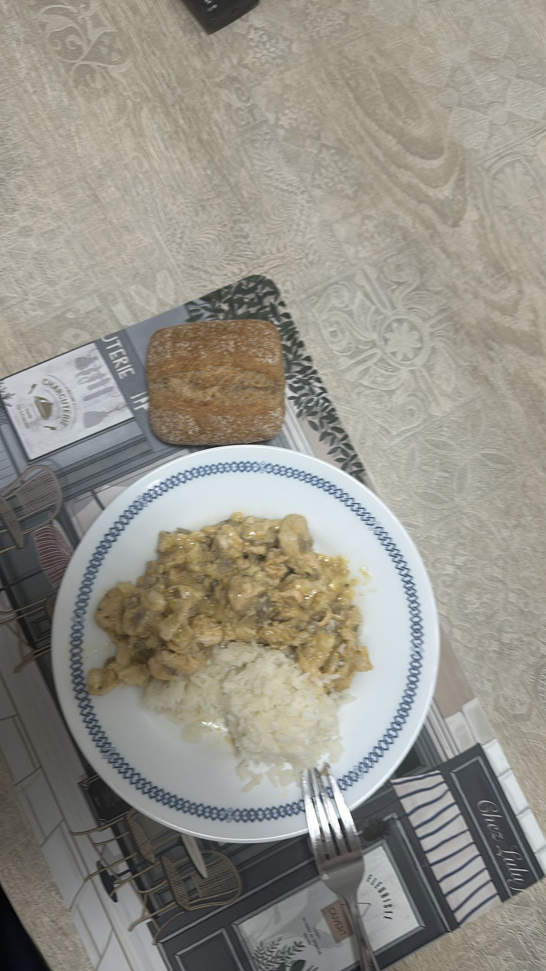 pollo con arroz y pan