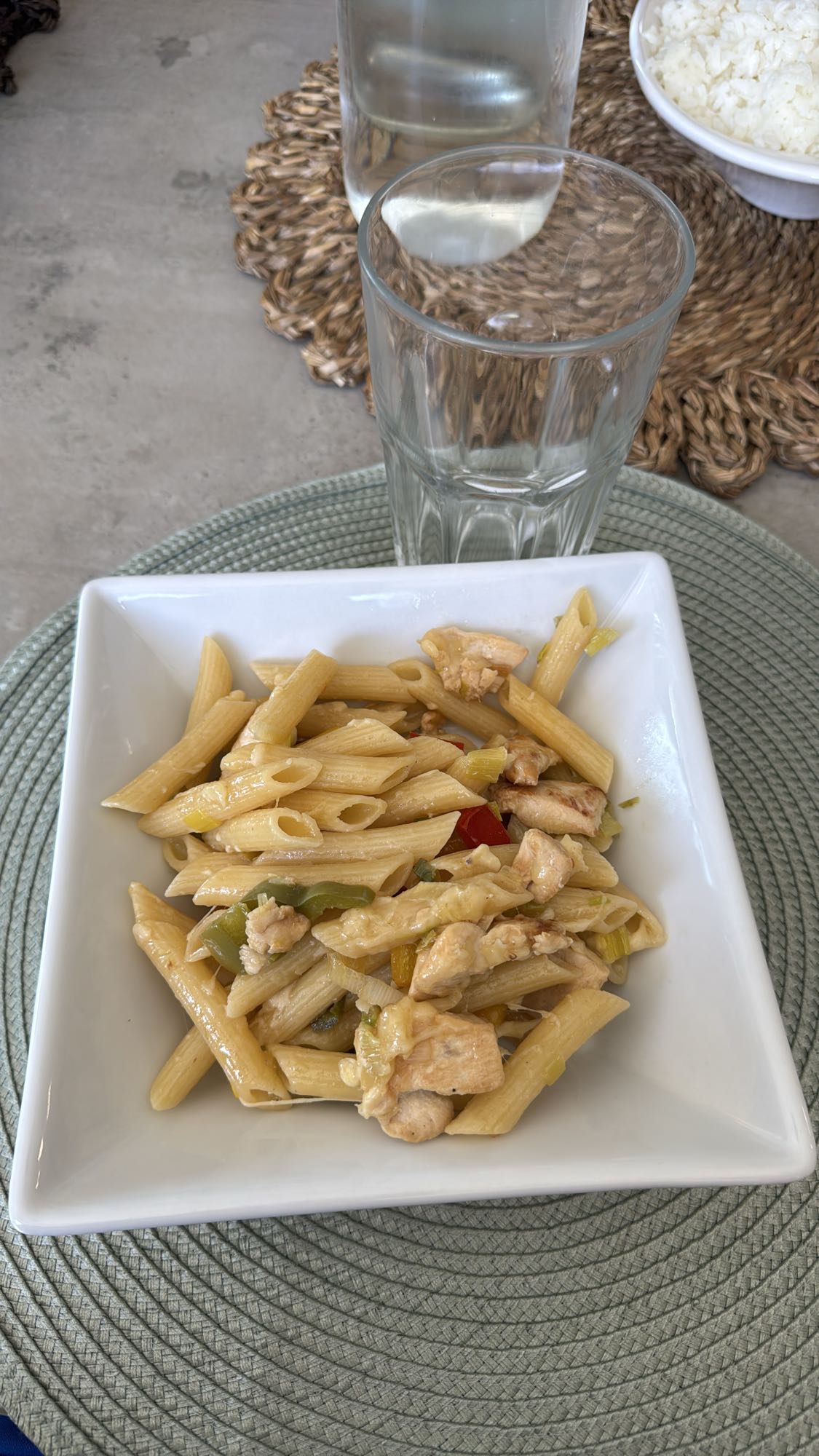 pasta con pollo y verduras