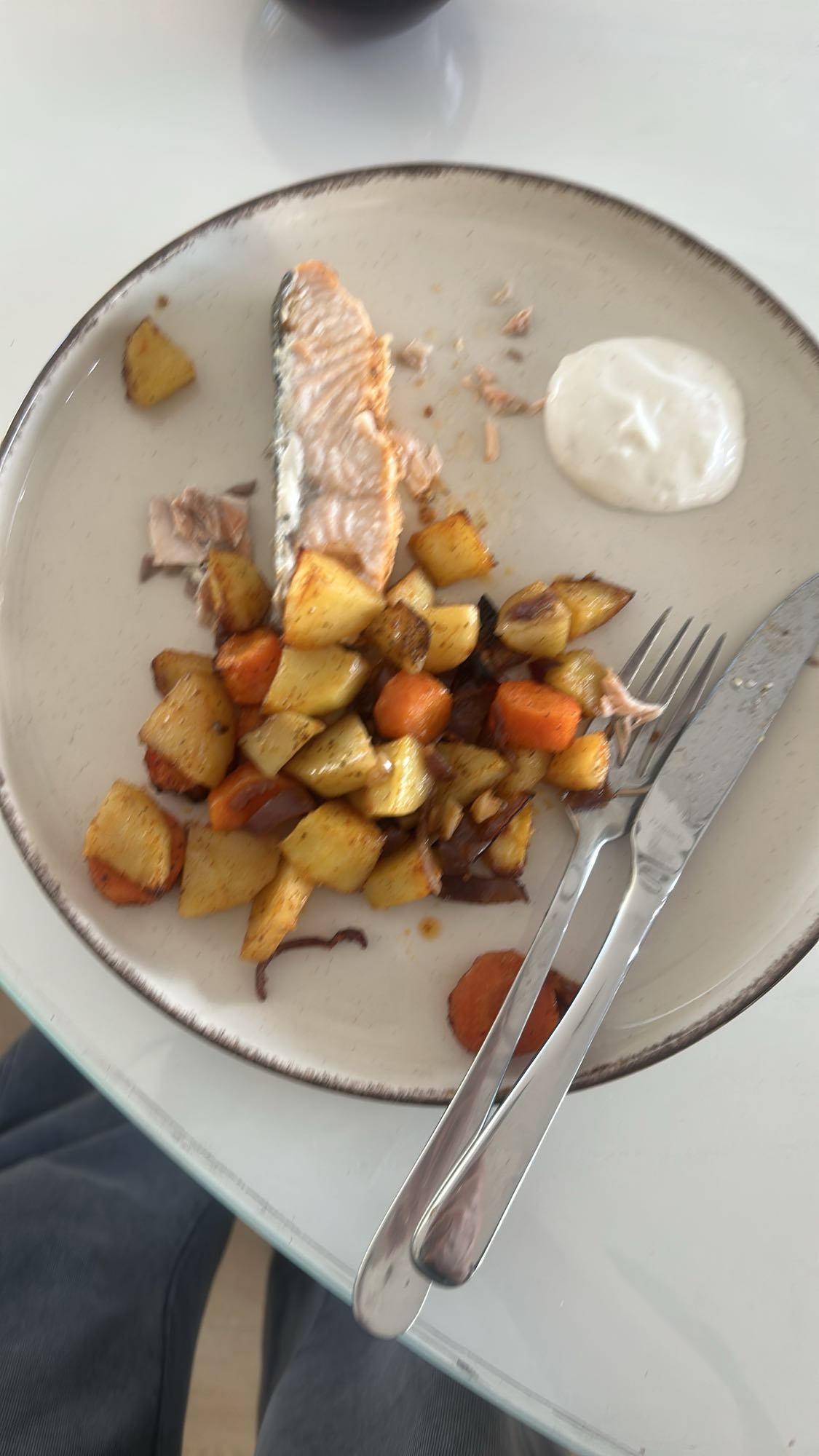 Łosoś z warzywami i sosem