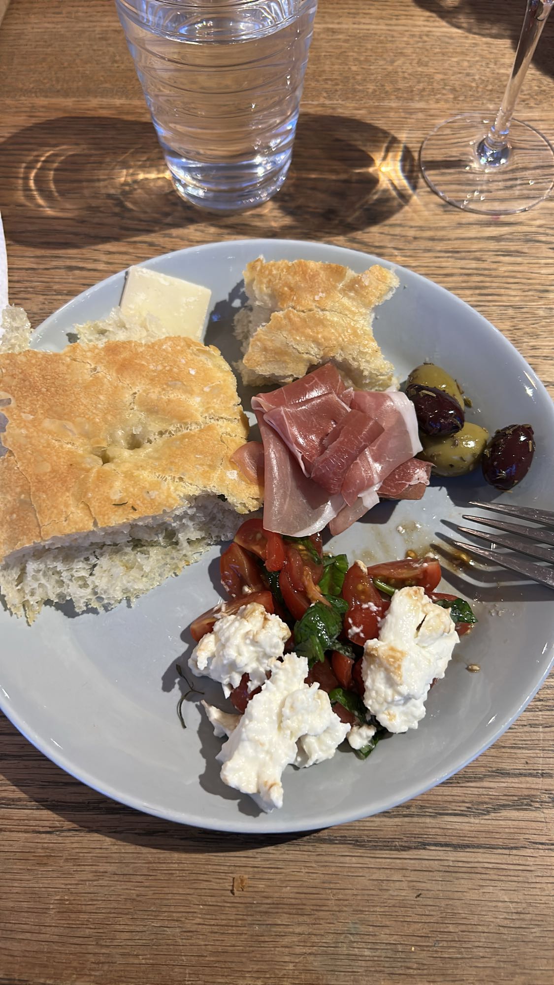 Italiensk antipasto-tallrik