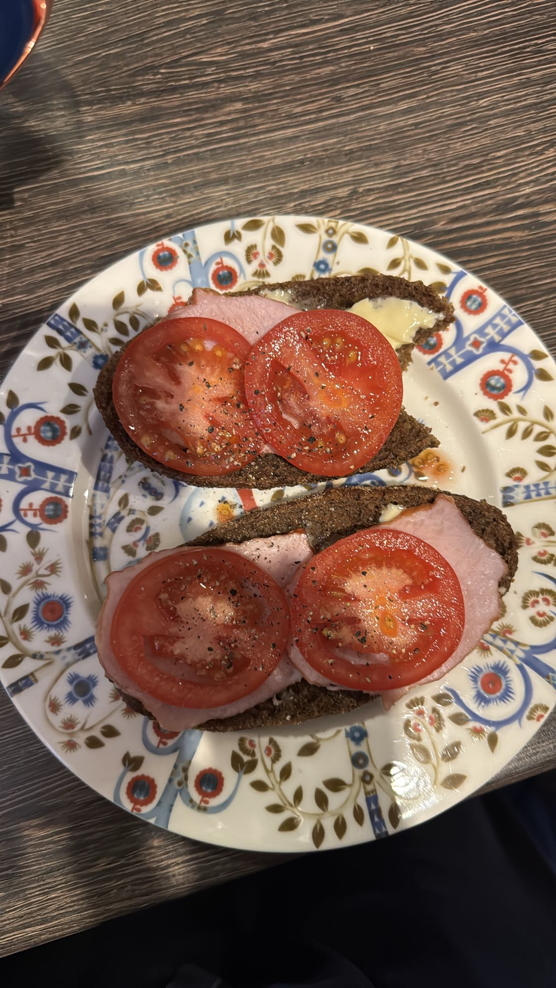 Ham tomato rye sandwich