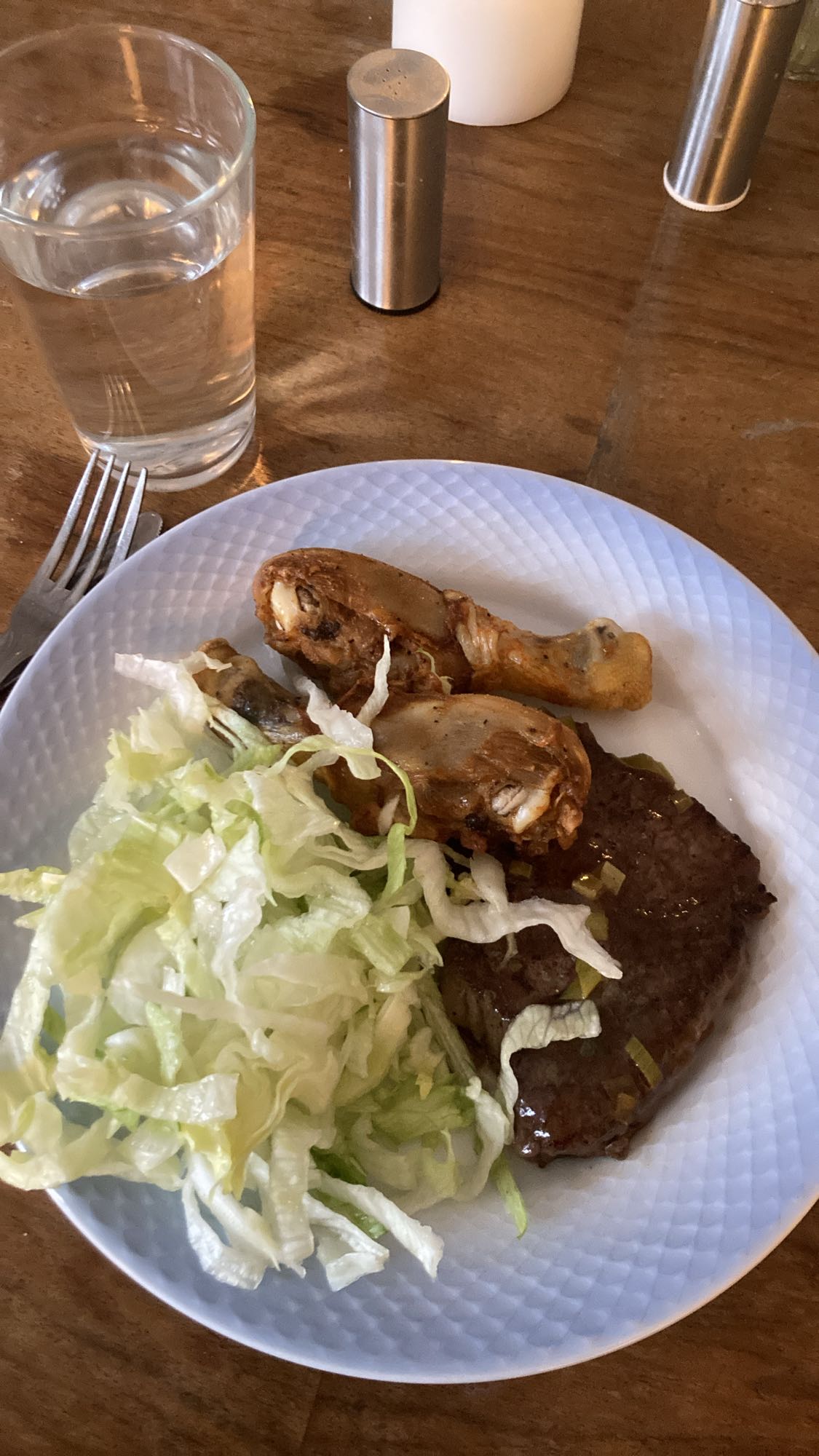 Kyckling, biff och sallad