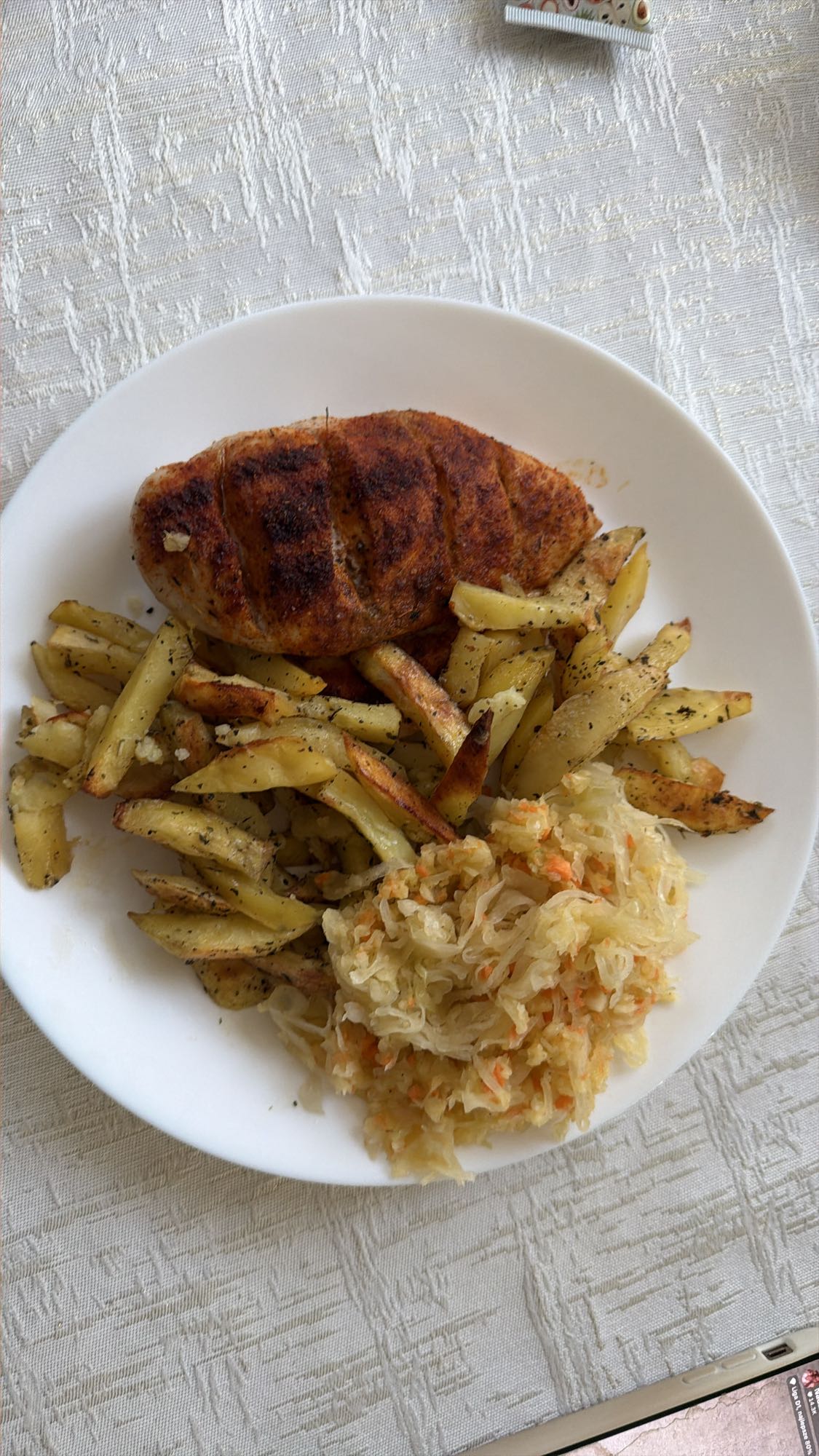 Kurczak z frytkami i kapustą