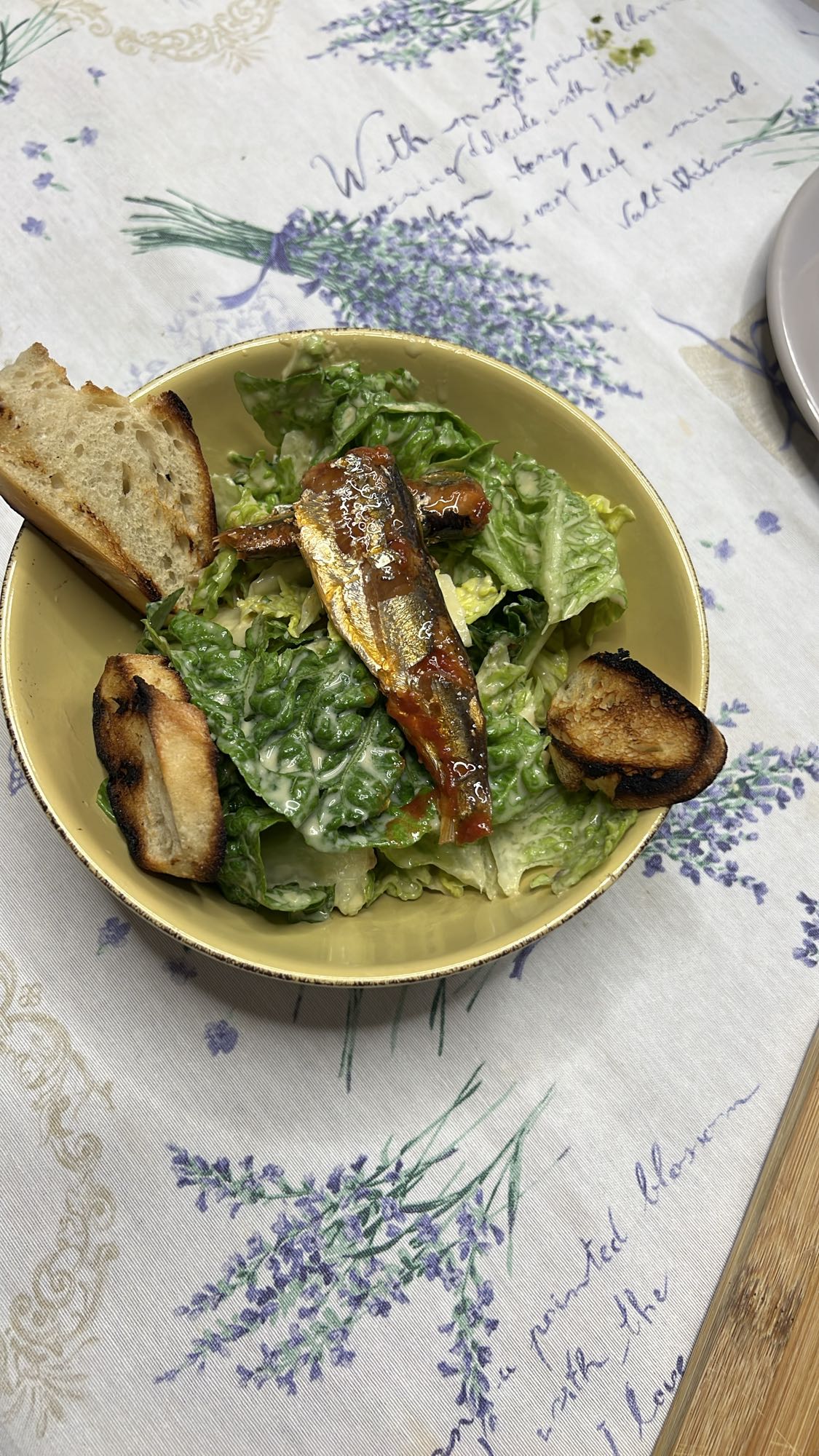 Salată cu sardine și pâine prăjită