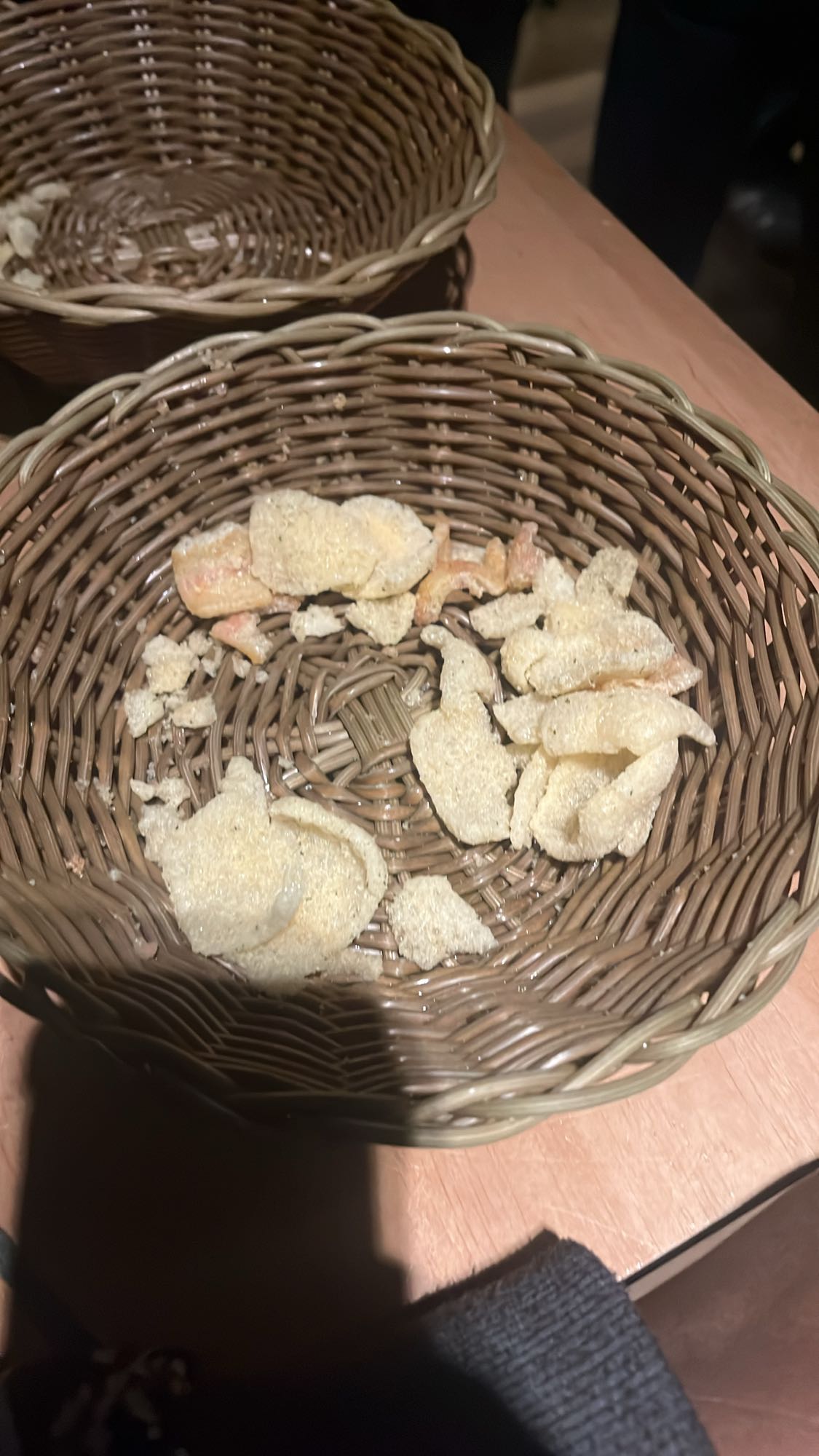 Fläsksvålar i korg