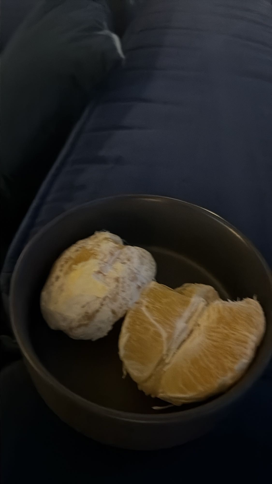 Obrane pomarańcze w misce