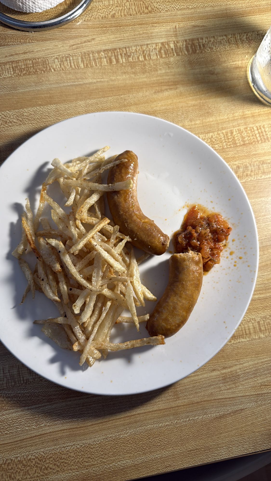 Saucisse, frites et salsa