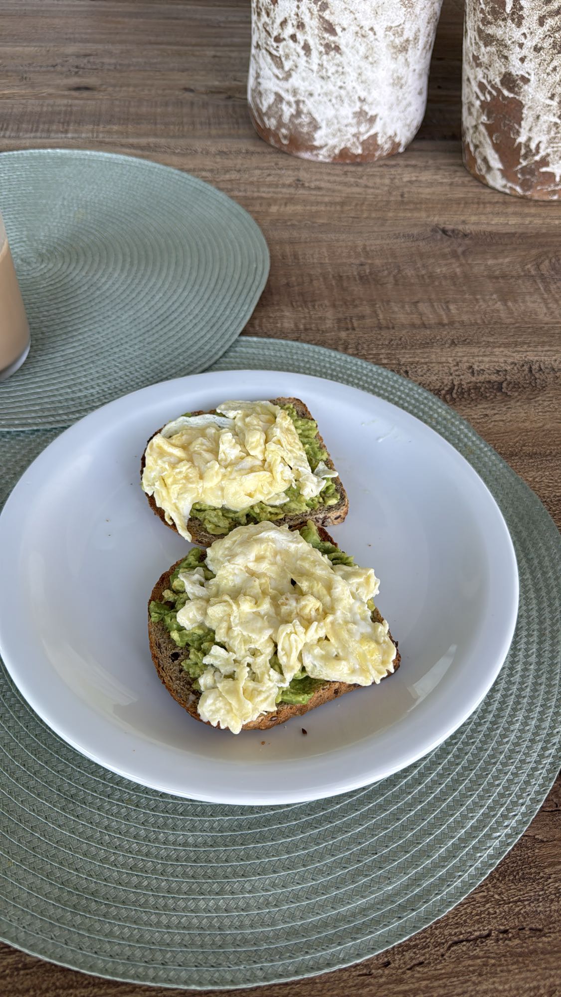 tostadas con huevo y aguacate