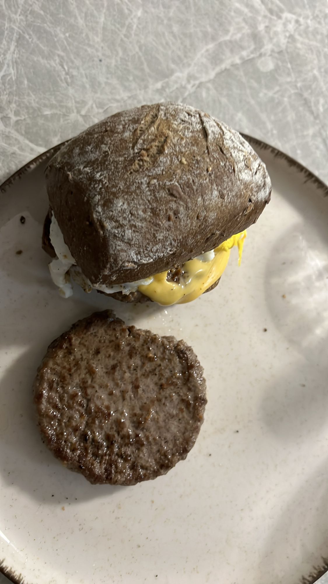 Burger mit Ei und Käse