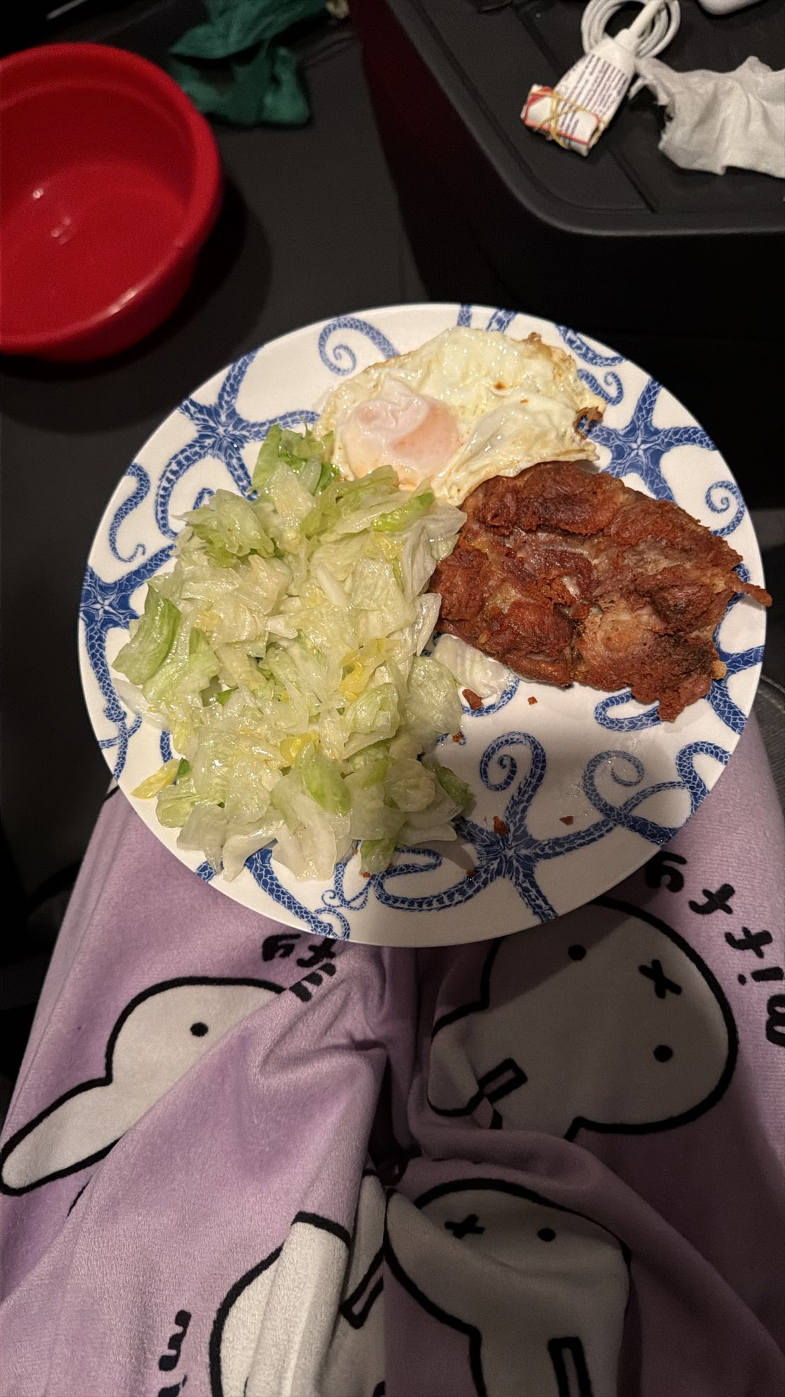 Salată, ou și carne prăjită