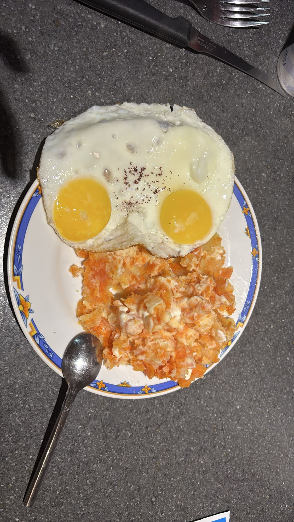 Oeufs et salade carotte