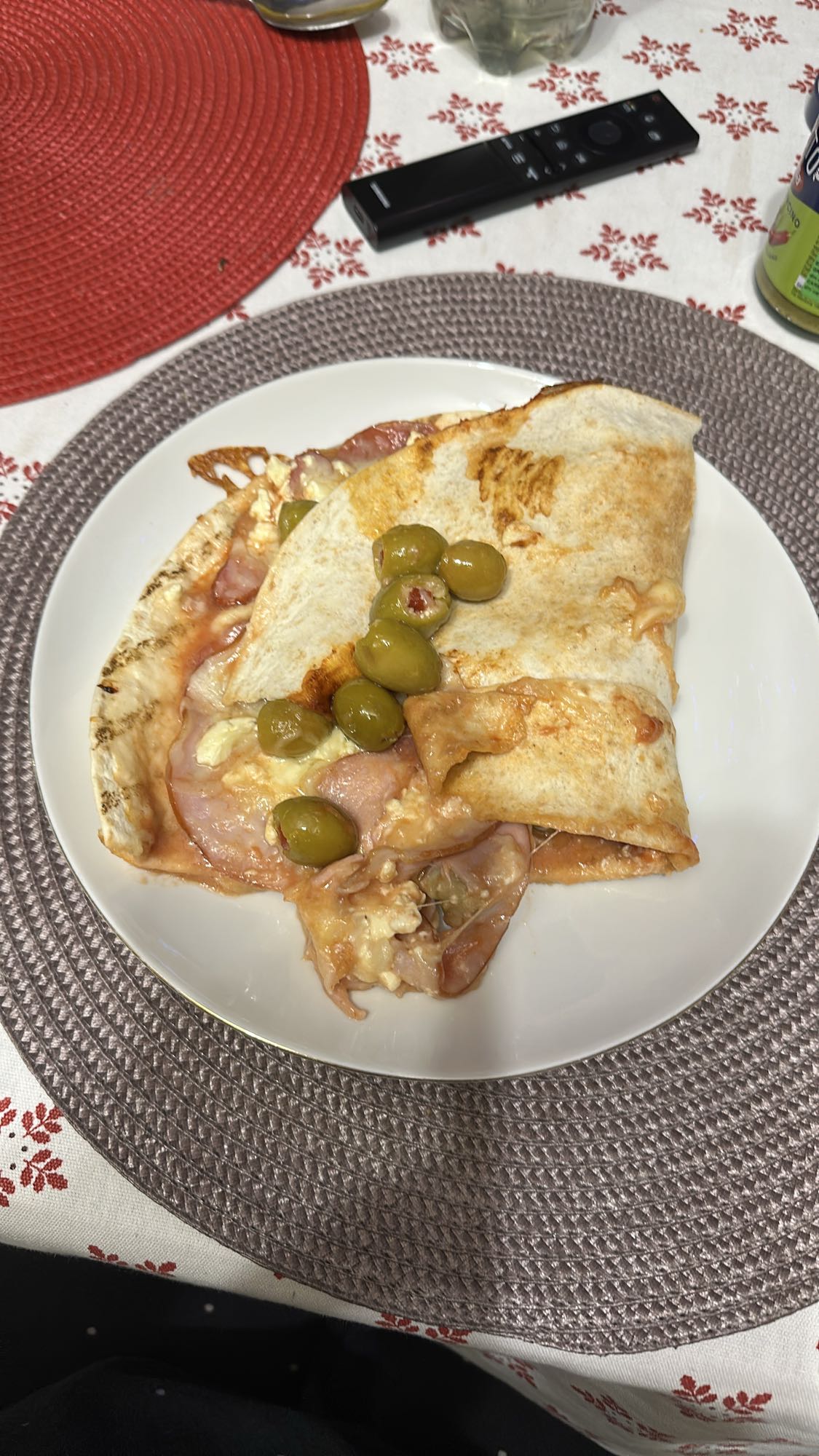 Quesadilla cu șuncă și măsline