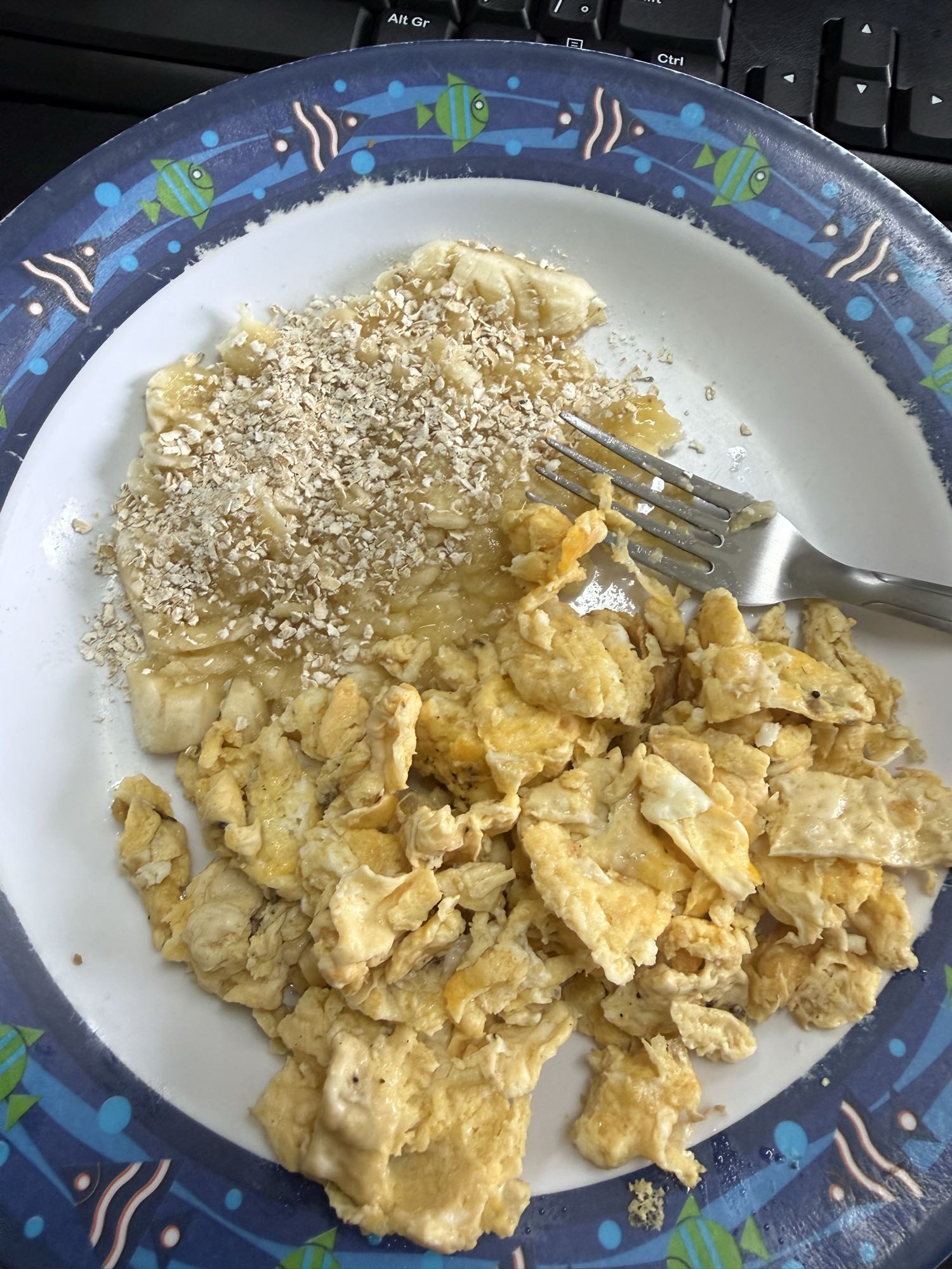 Ovos mexidos com banana e aveia