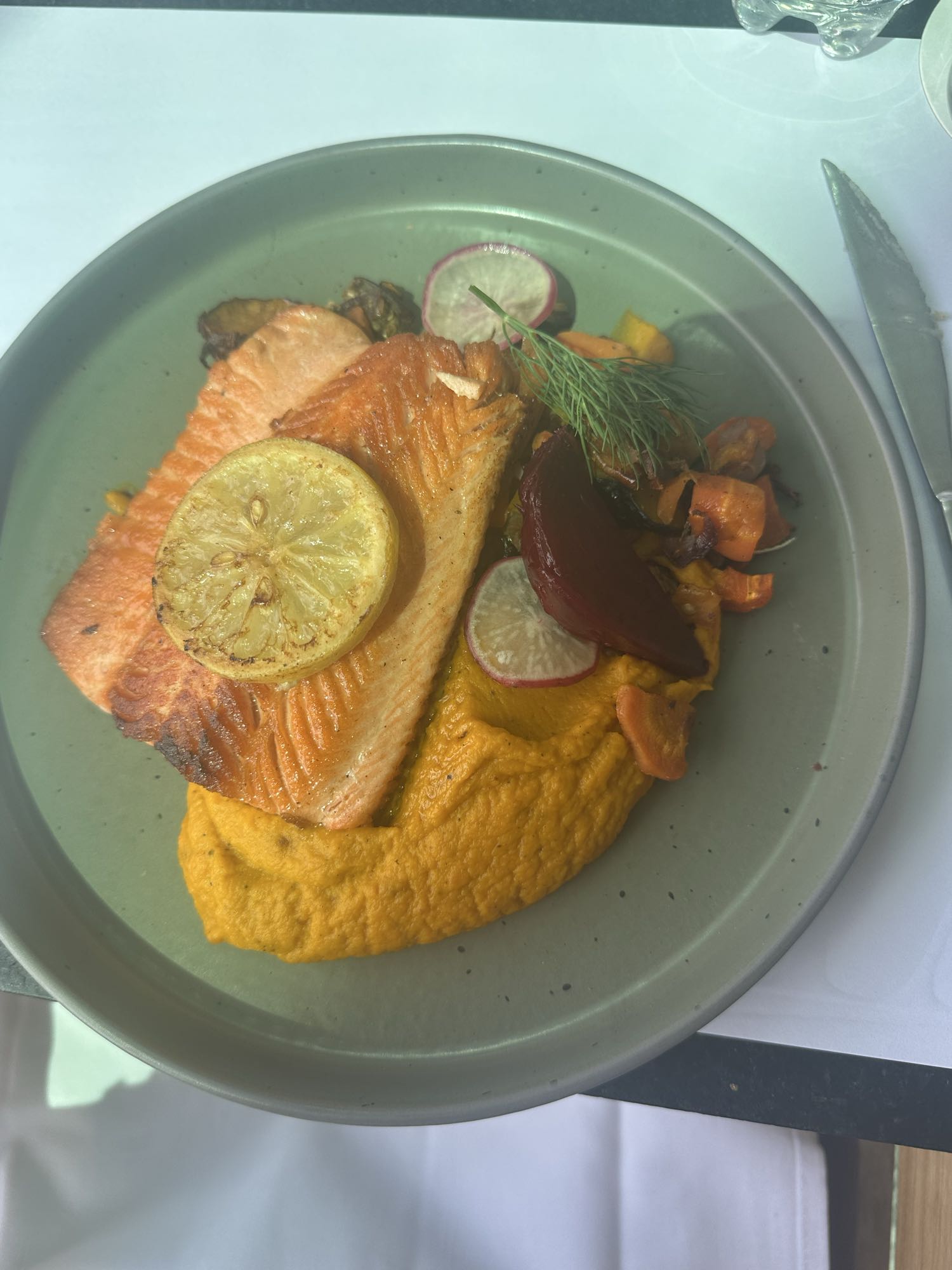 Salmón con puré y verduras