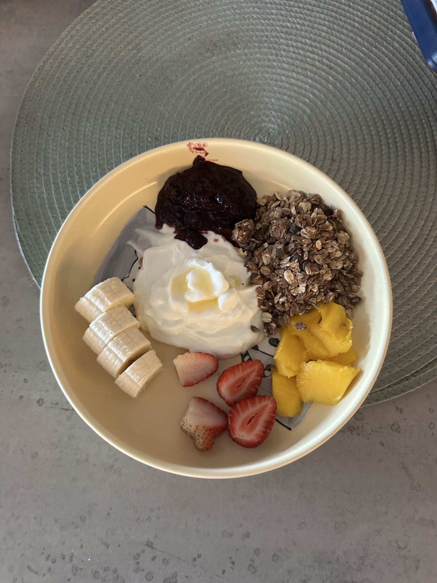 Bol de yogur con frutas