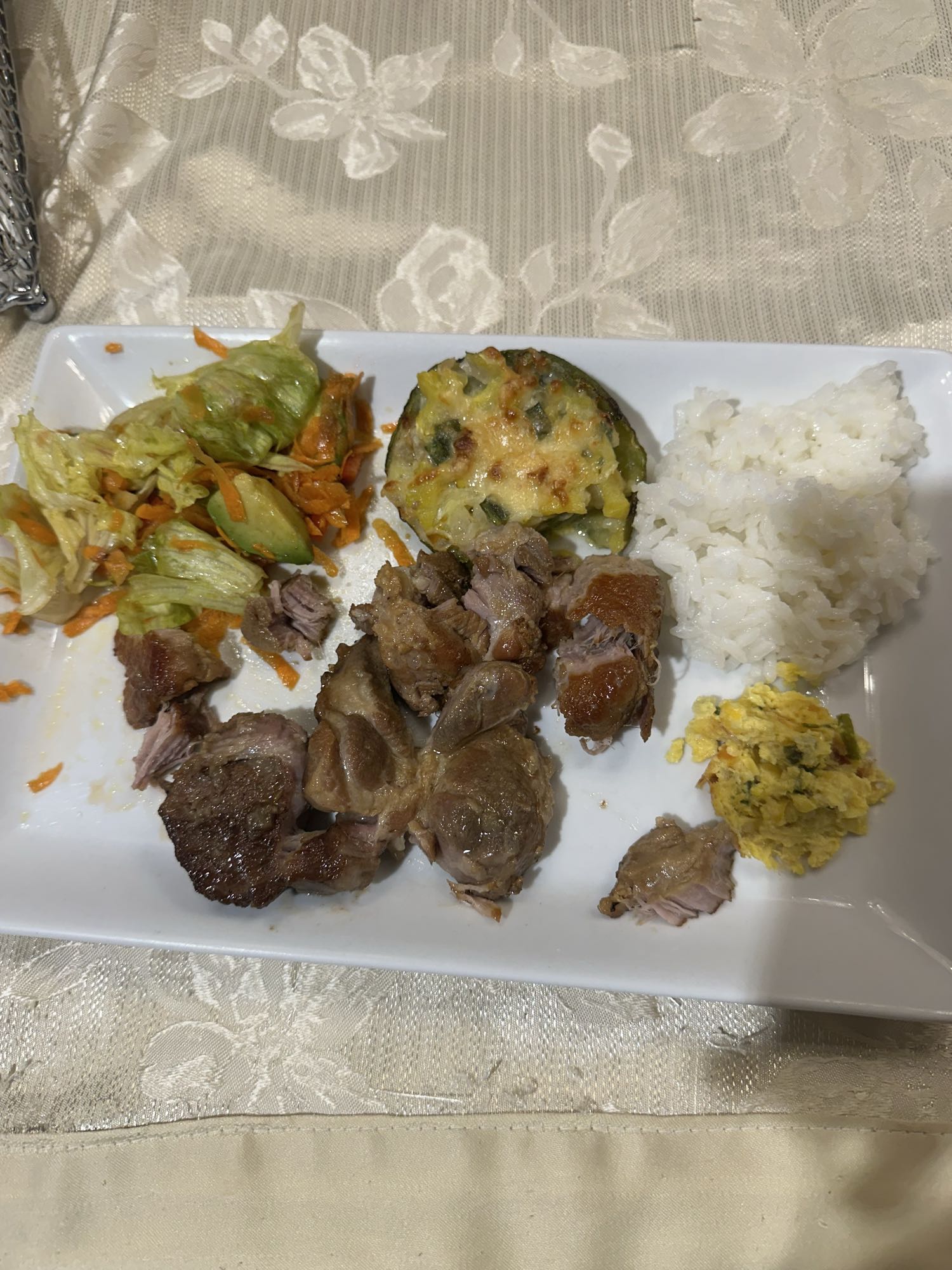 Plato mixto con carne y arroz