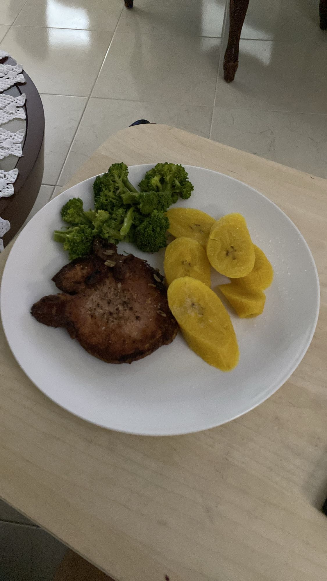 Cerdo, brócoli y plátano