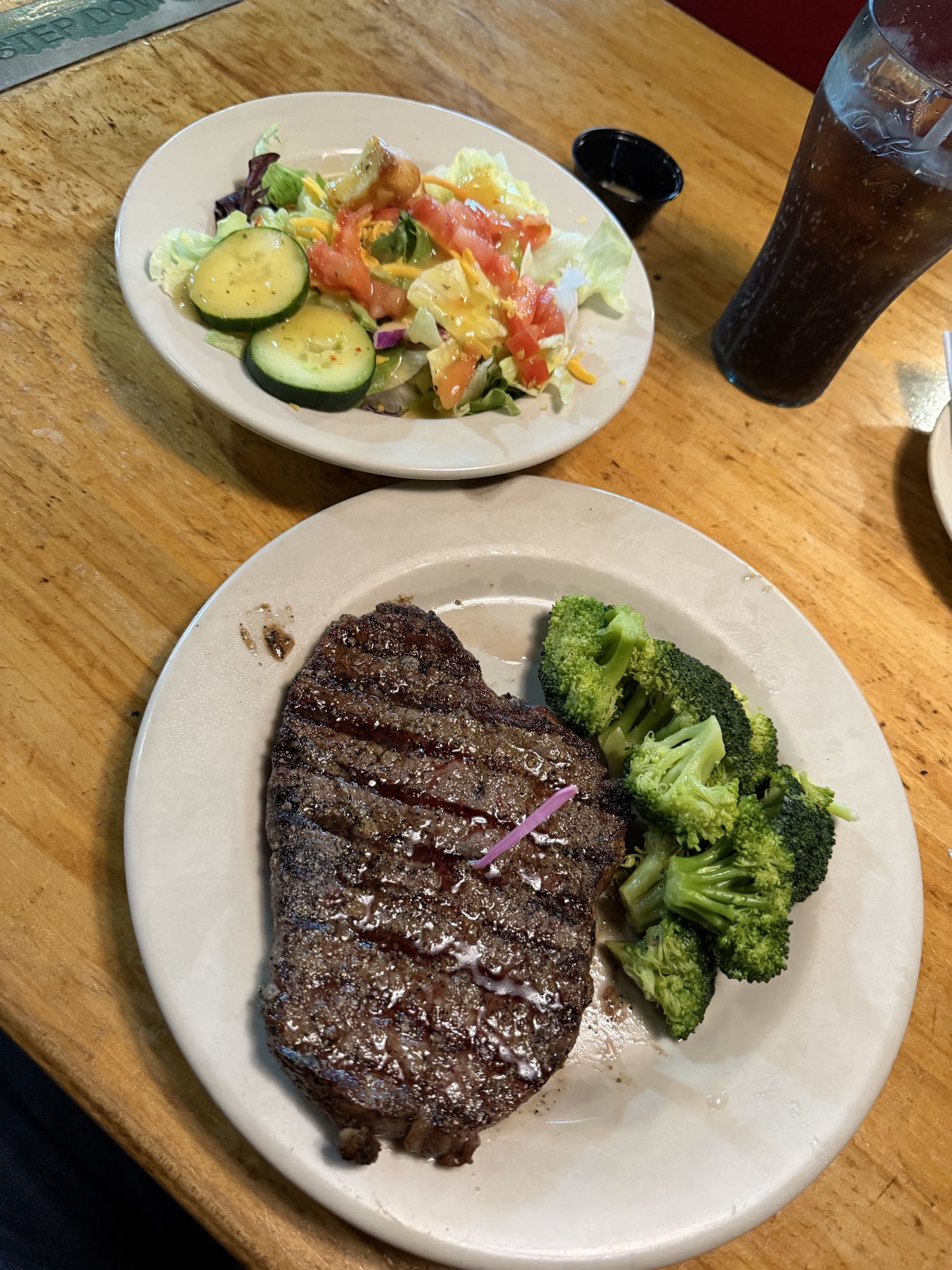 Biftek, brokoli ve salata