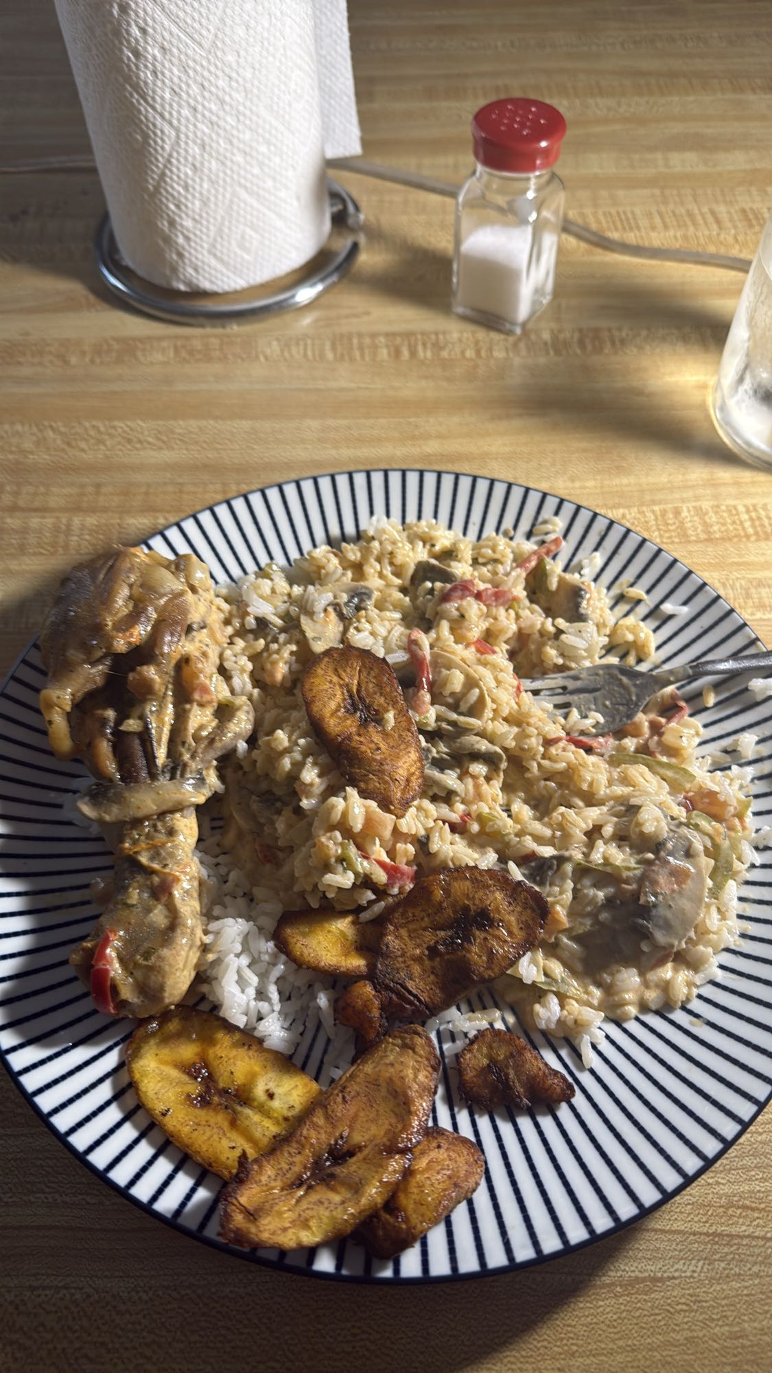Poulet, riz et banane plantain
