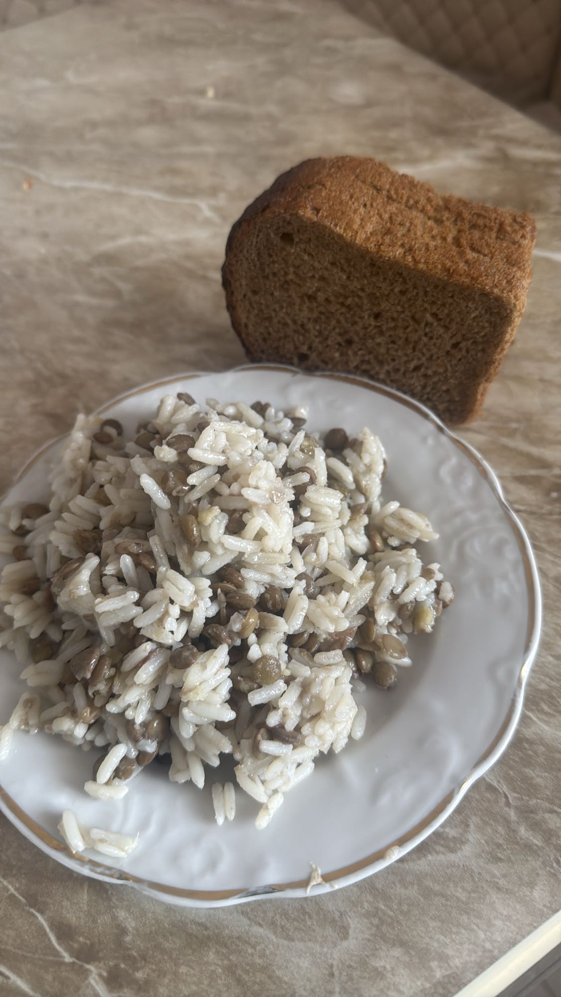 рис с чечевицей и хлеб