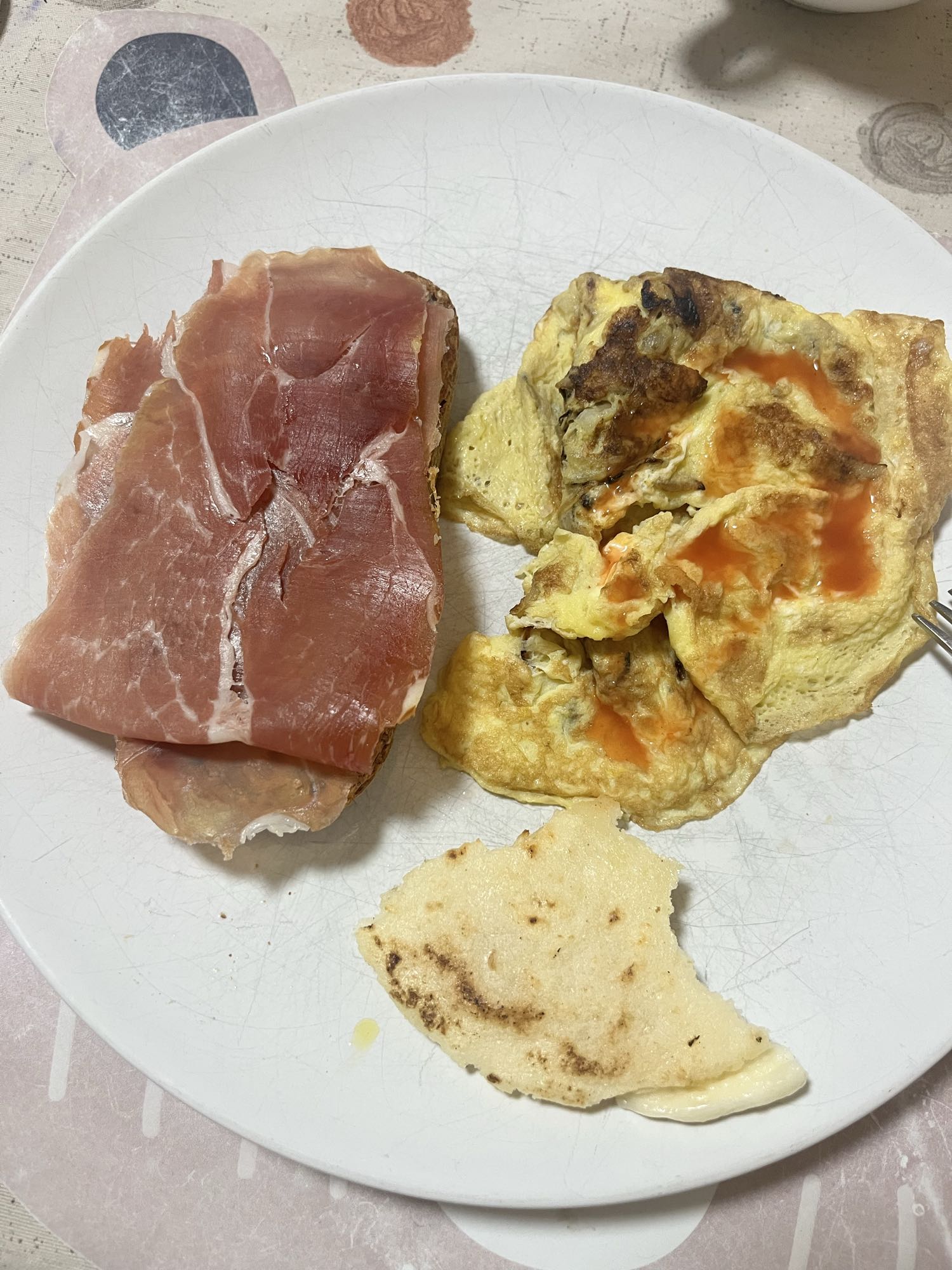 Tostada con jamón y tortilla