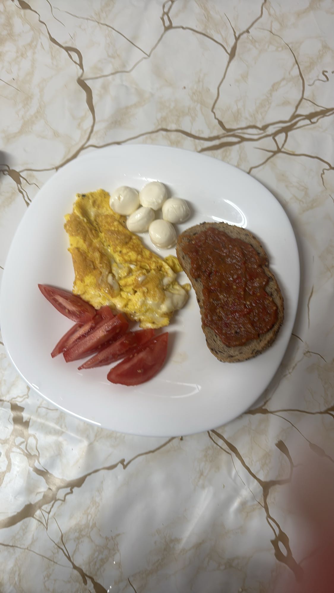 Mic dejun cu ou, brânză și pâine