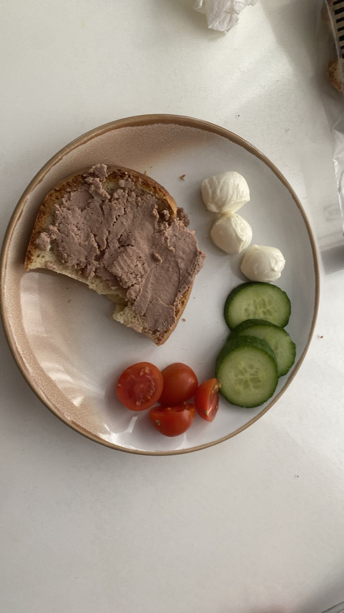 Gustare cu pate, legume și brânză