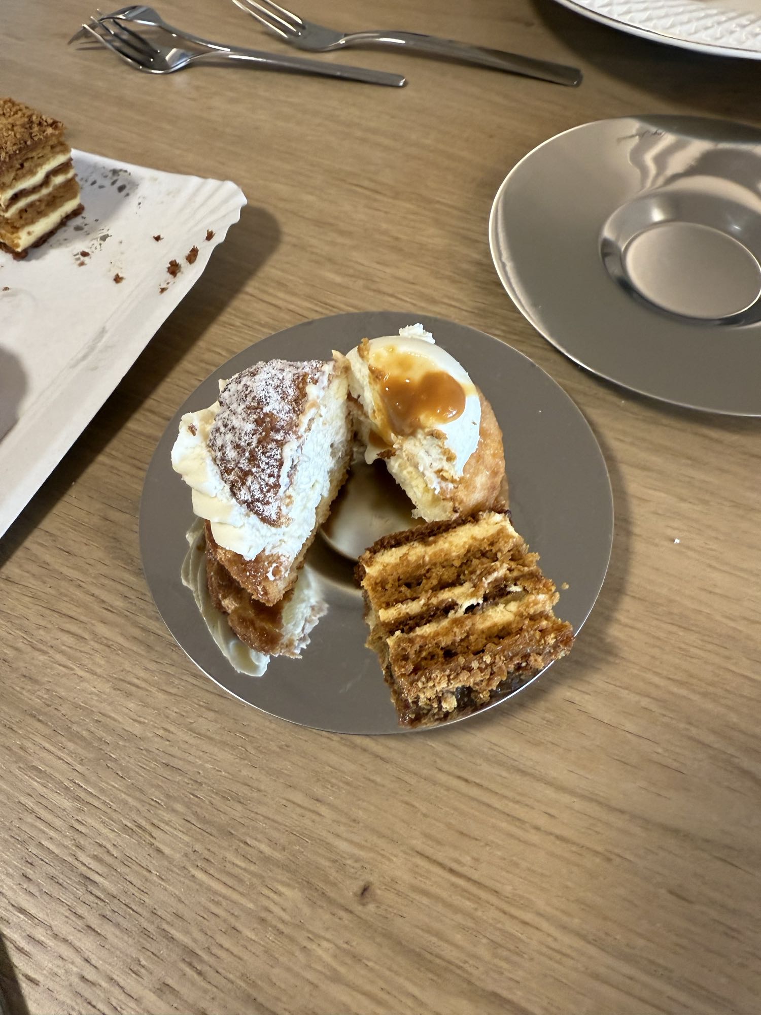 Prăjituri cu cremă și caramel