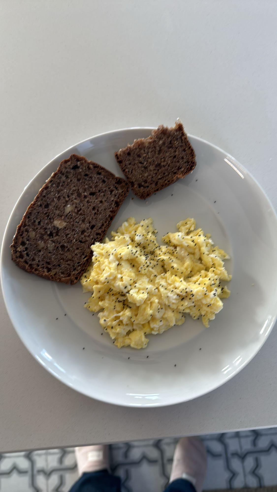 Ovos mexidos com pão integral