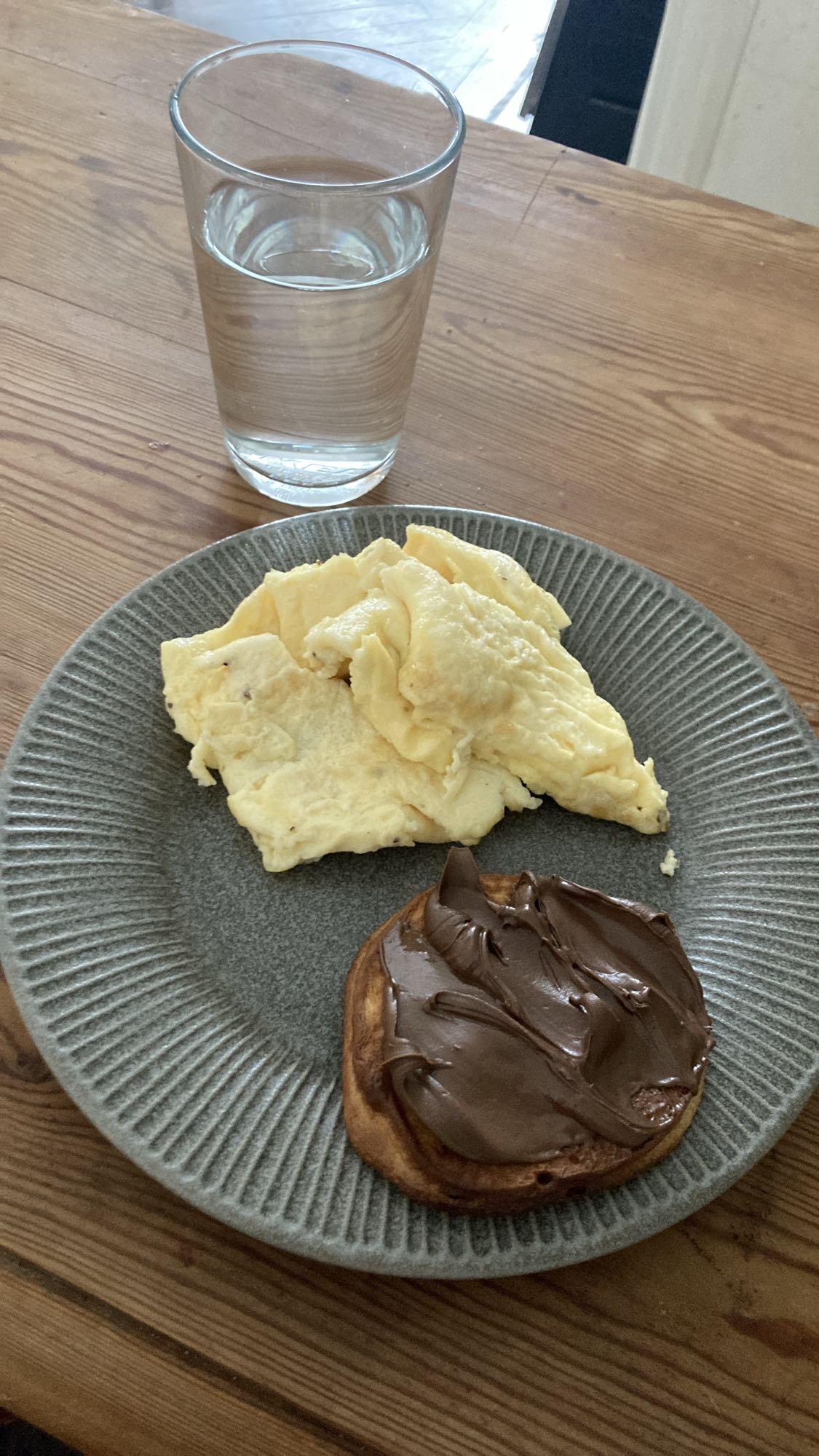 Äggröra och macka med choklad