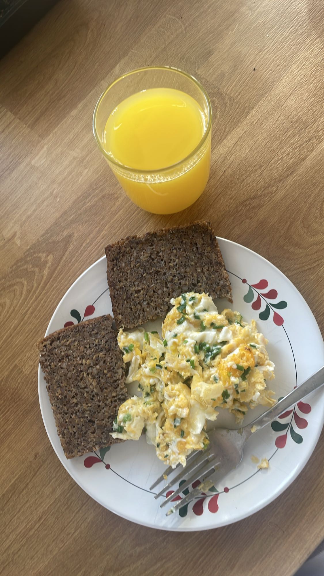 Jajecznica z chlebem i sokiem