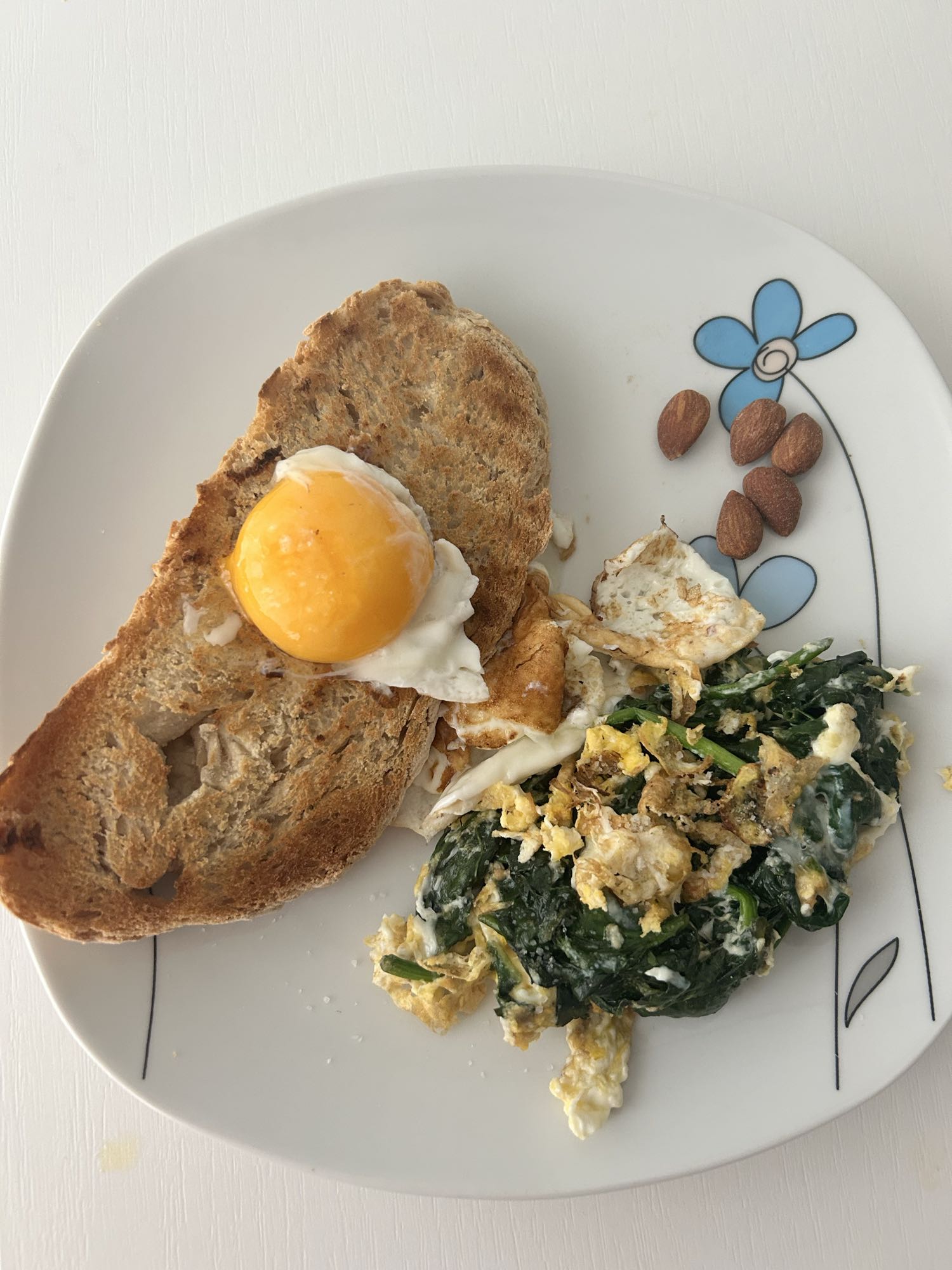 Tostada con huevo y espinaca