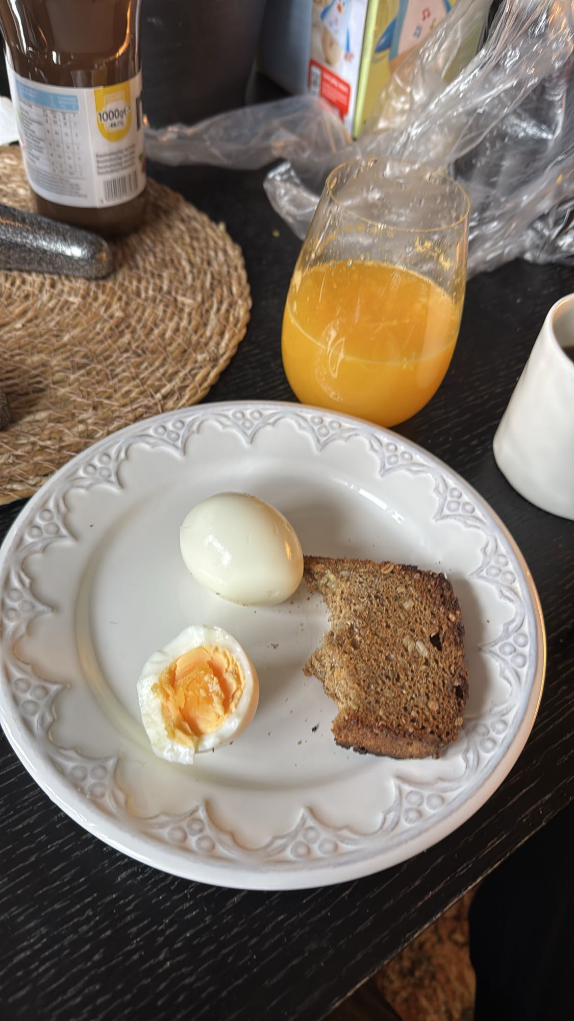 Ägg, bröd och apelsinjuice