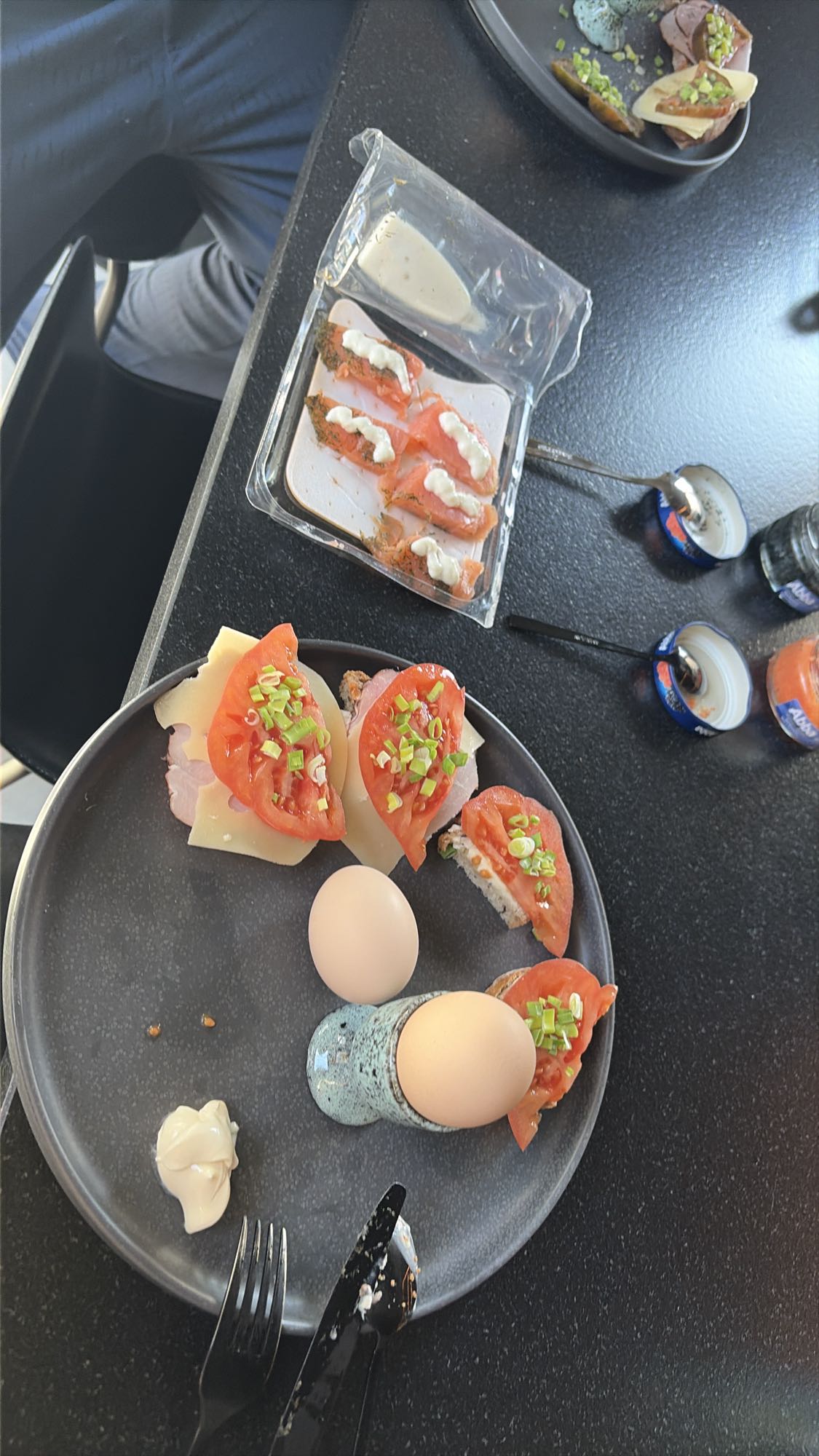 śniadanie z jajkami i łososiem