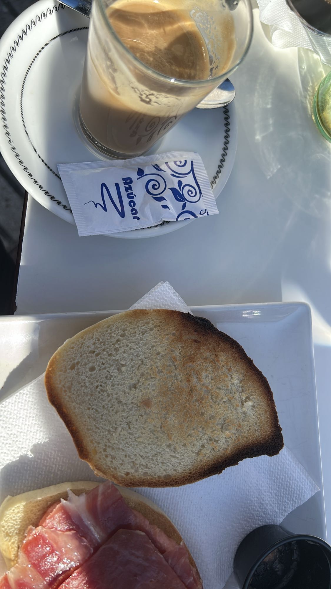 Café con jamón y pan
