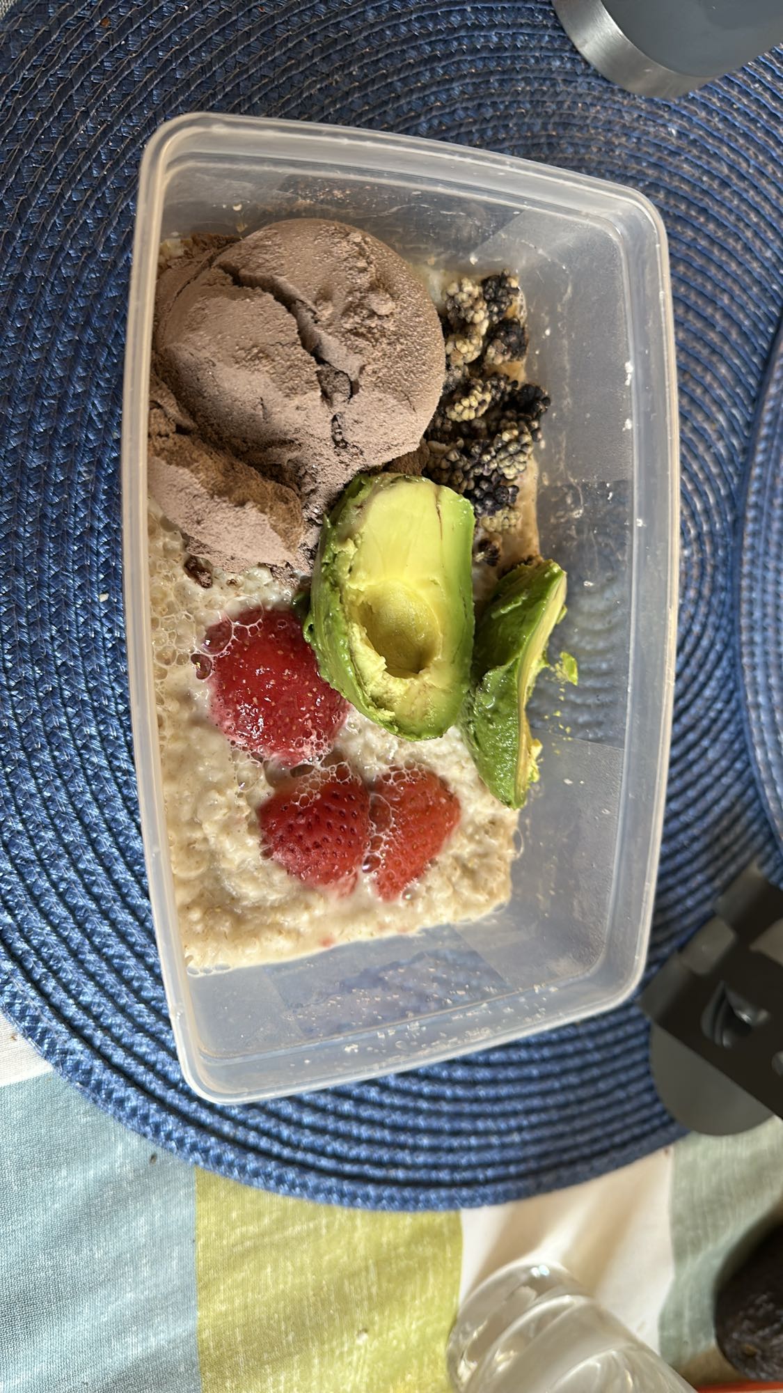 Havregryn med bär & avokado