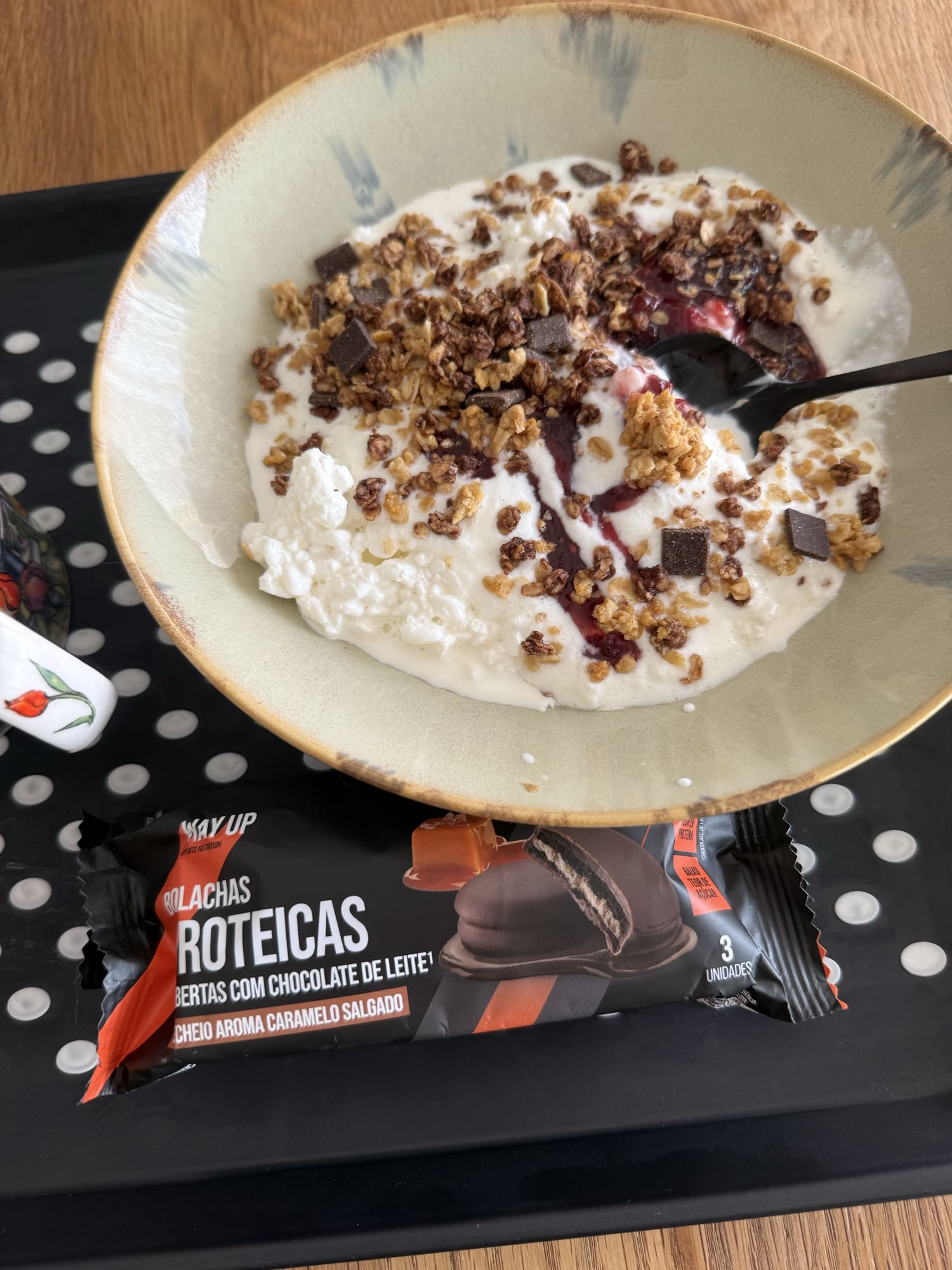Yogurt granola bowl & cookie