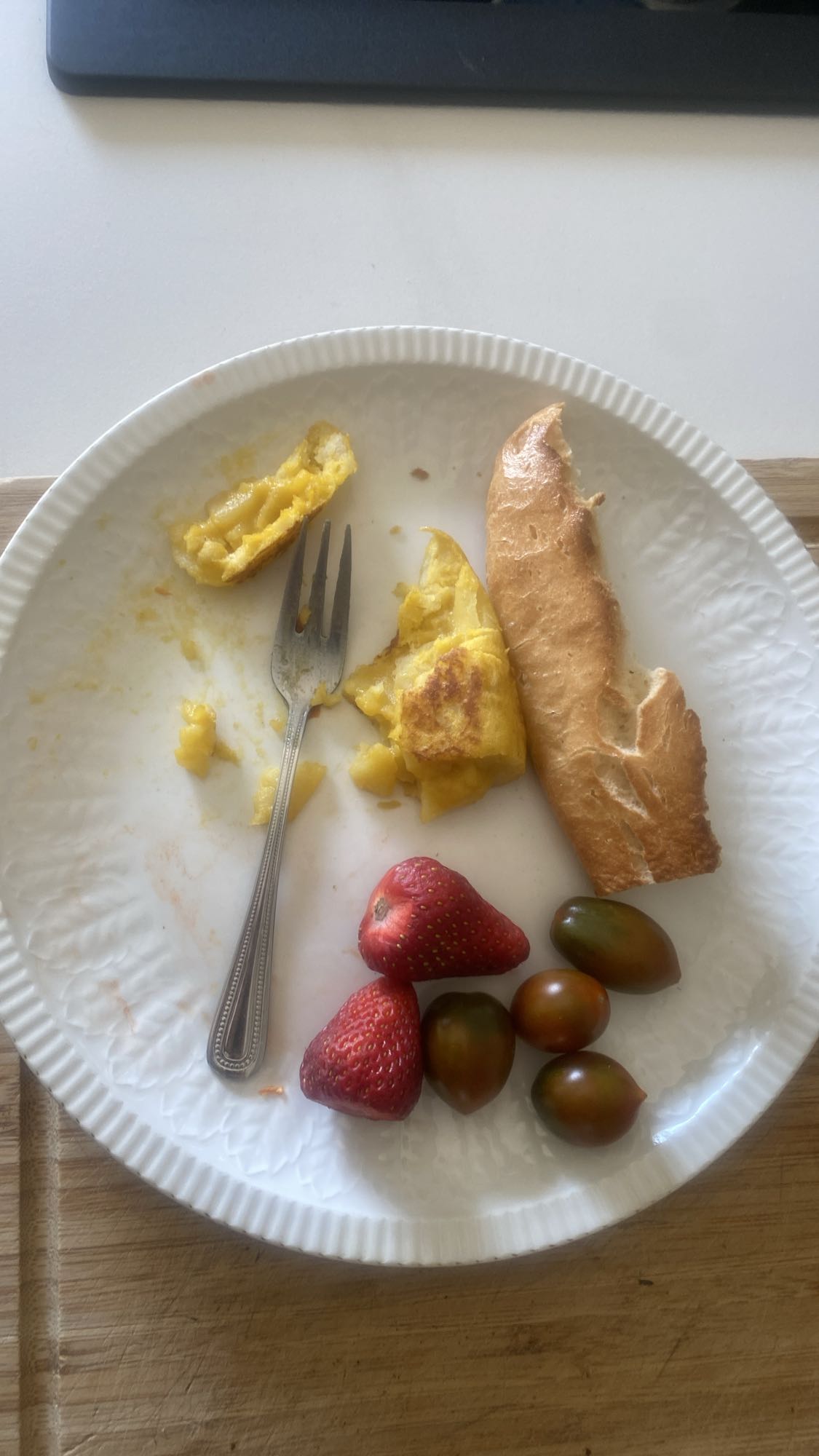 Mic dejun cu omletă și fructe