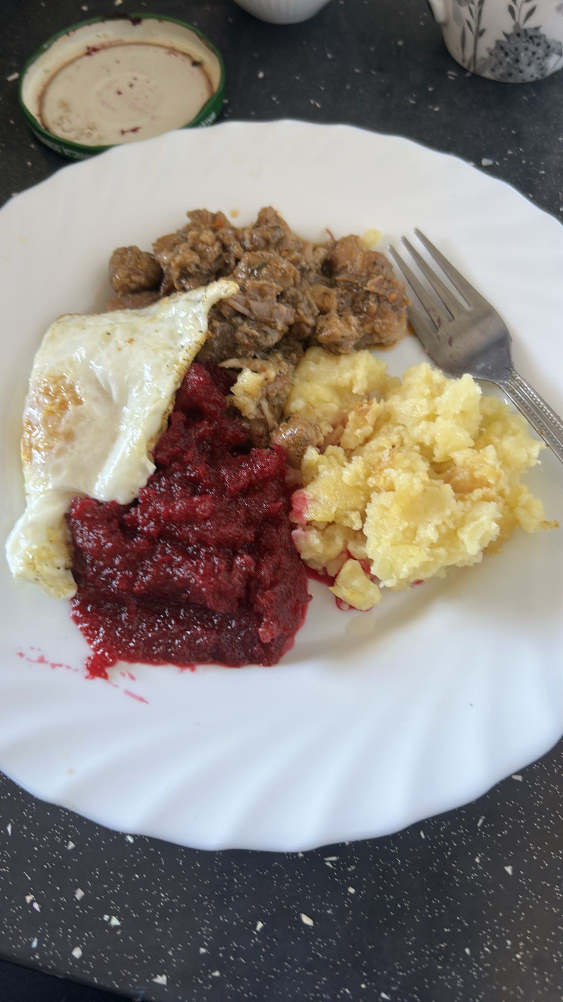 Jajko, gulasz, buraczki, ziemniaki