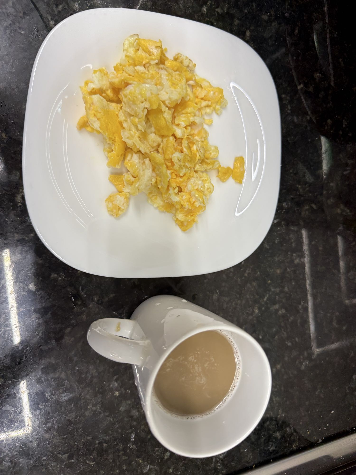 Ovos mexidos e café com leite