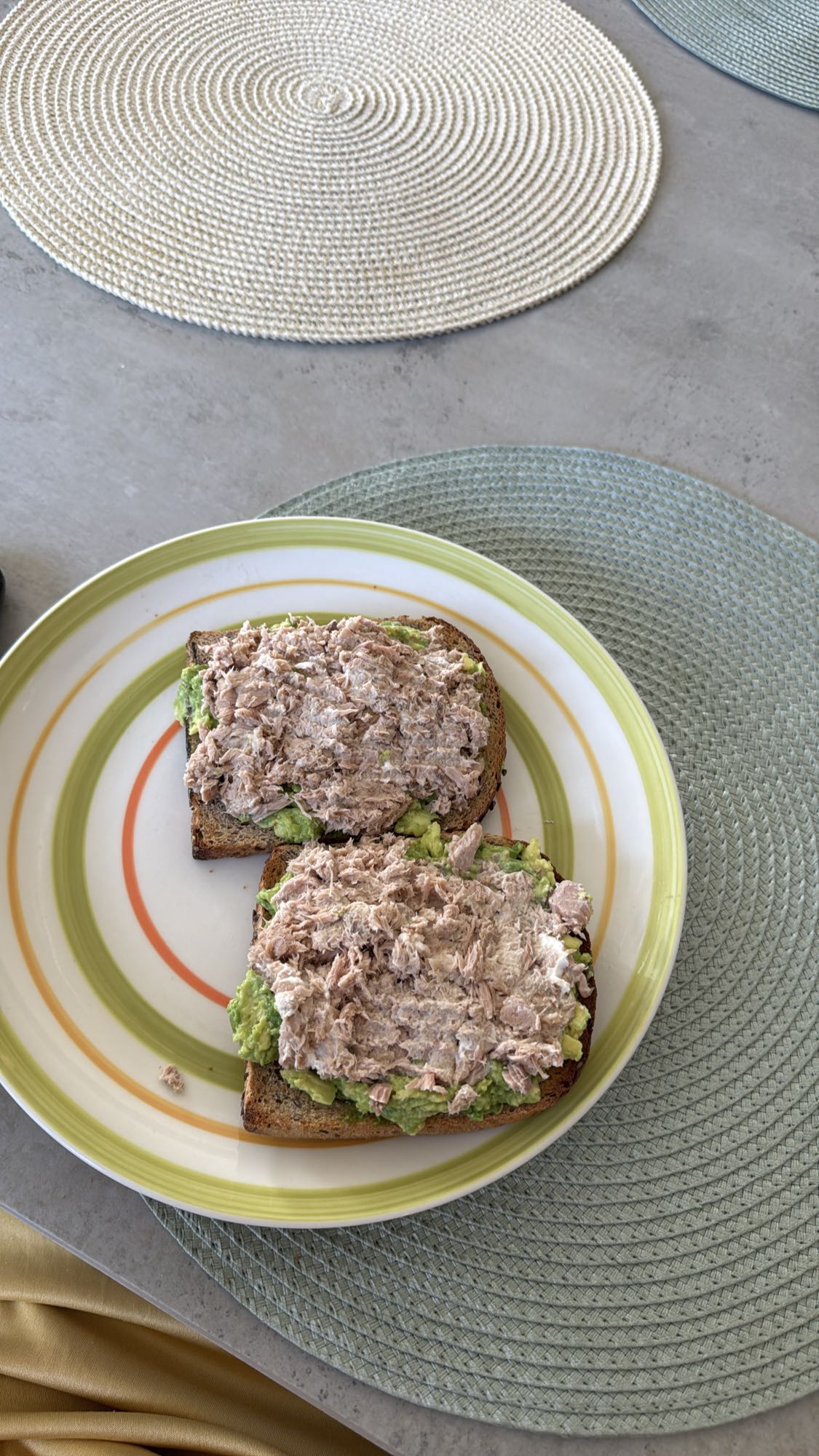 Tostadas de atún y aguacate