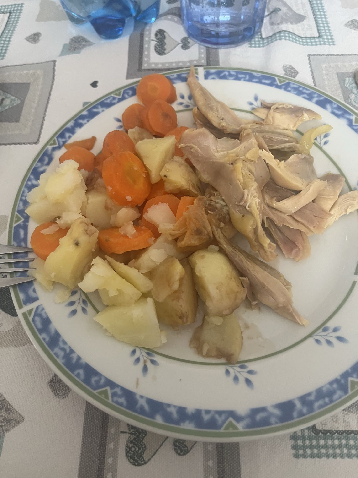 Pollo con patate e carote