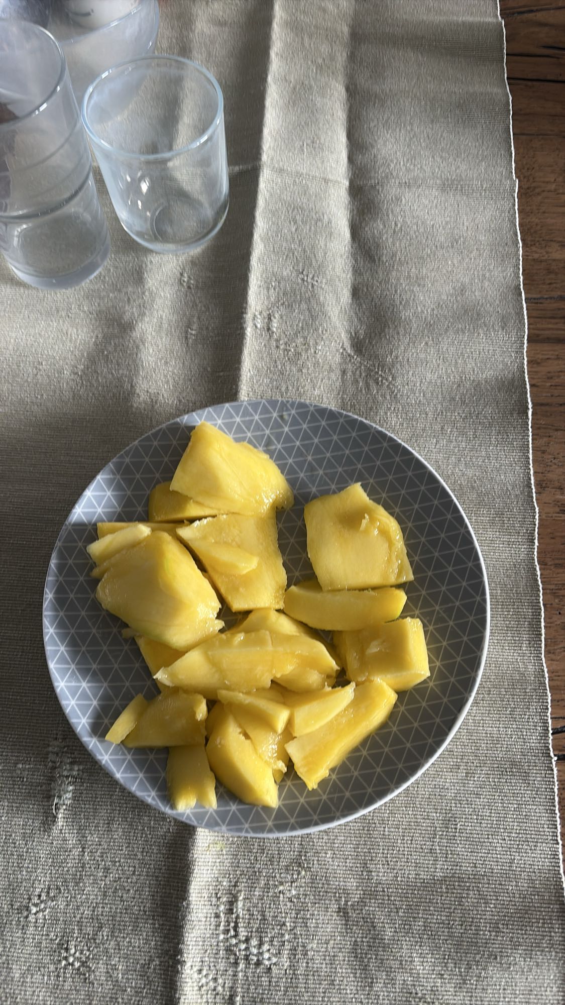 Taze mango dilimleri