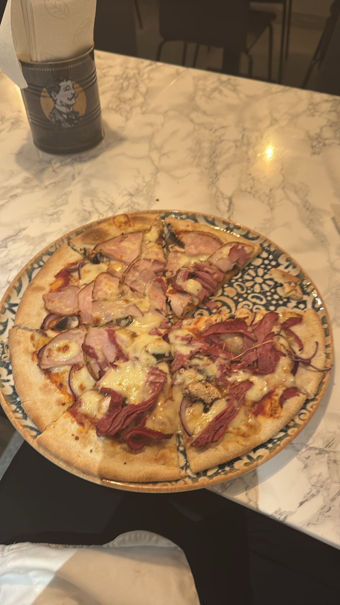 Köttpizza med ost