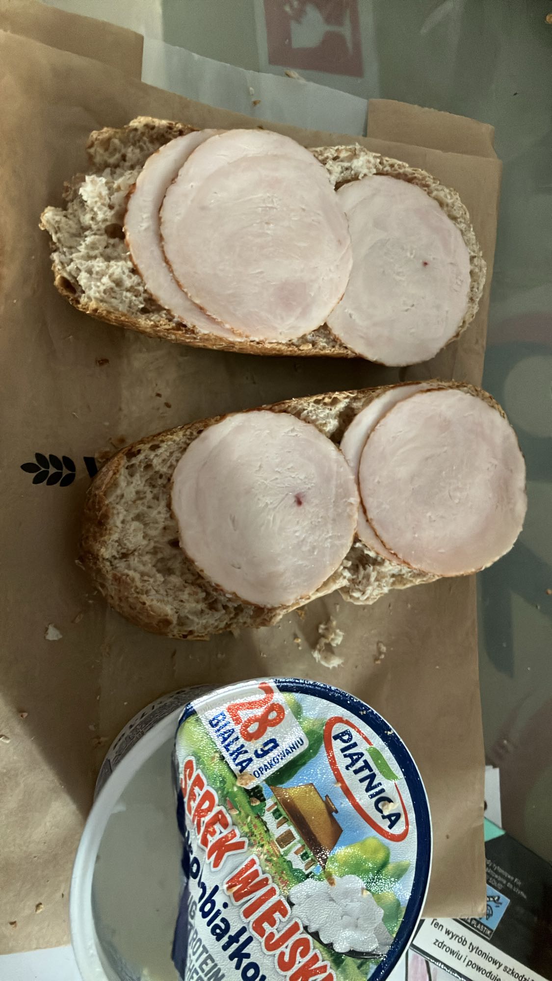 Kanapki z szynką i serek wiejski