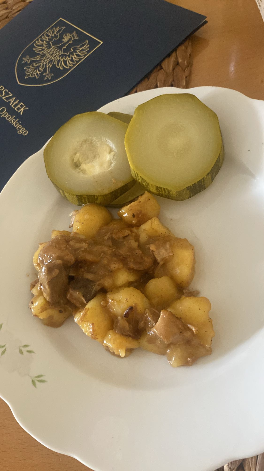 Gulasz z ziemniakami i ogórkiem