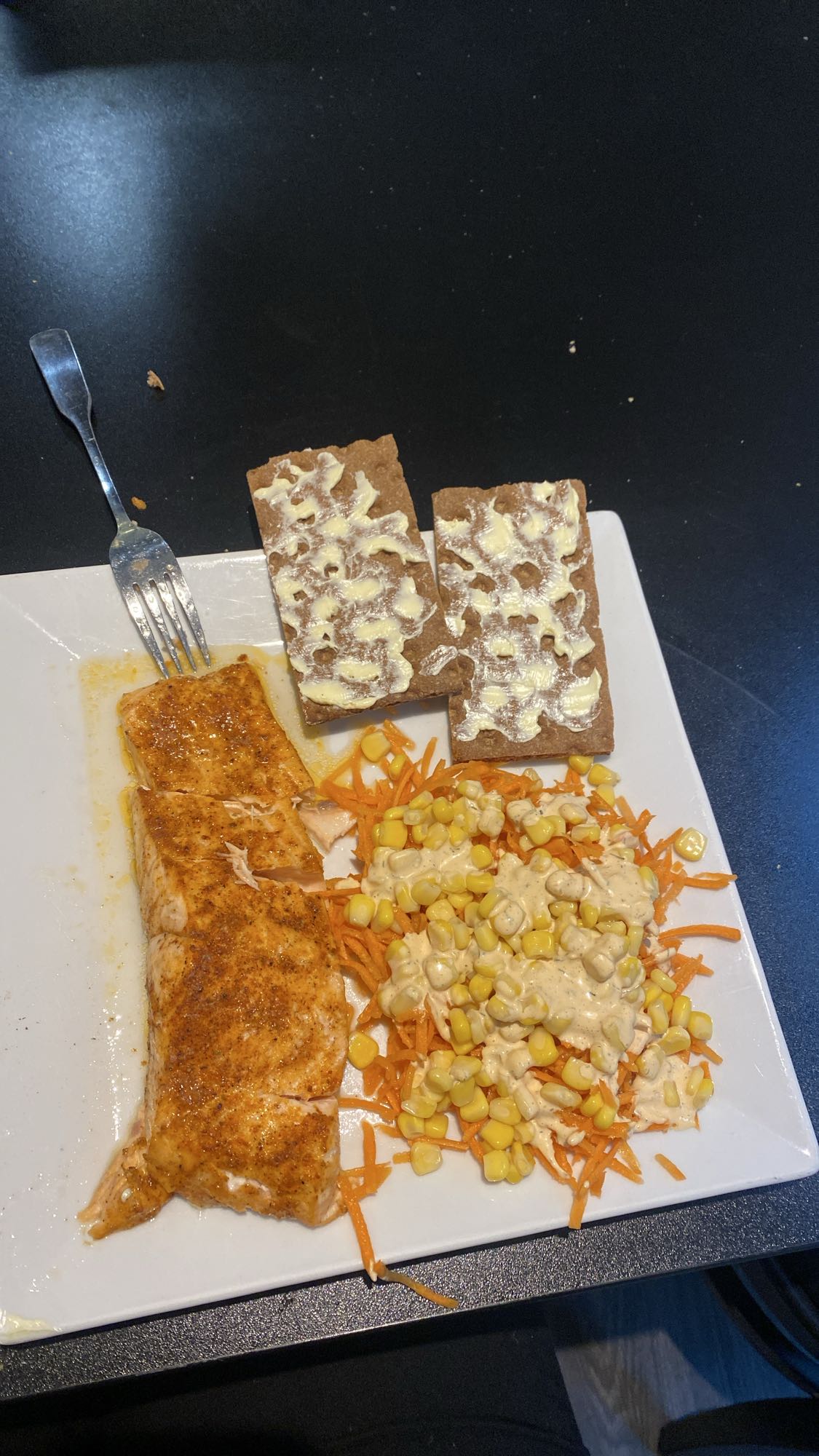 Lax med knäckebröd och sallad