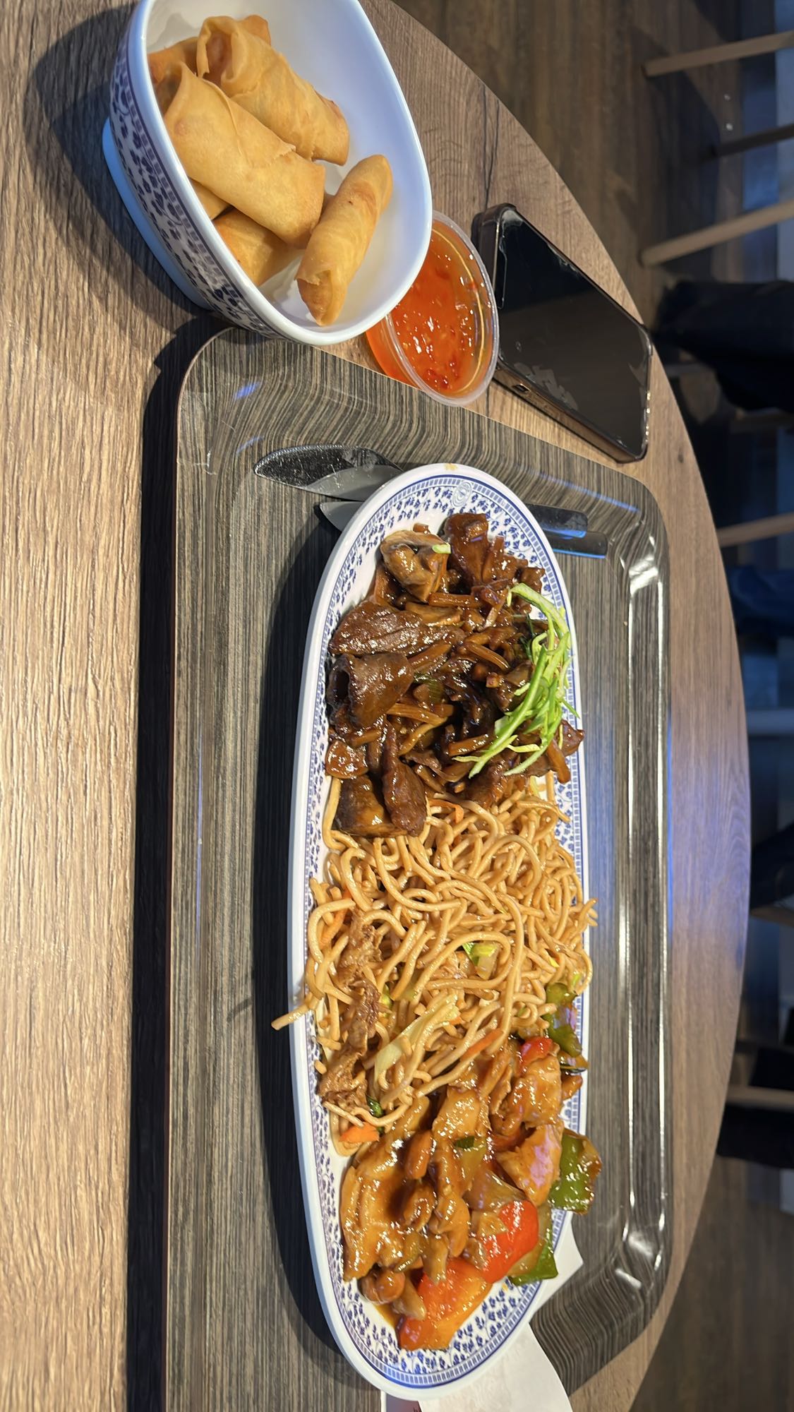 Asiatisk nudeltallrik & vårrullar